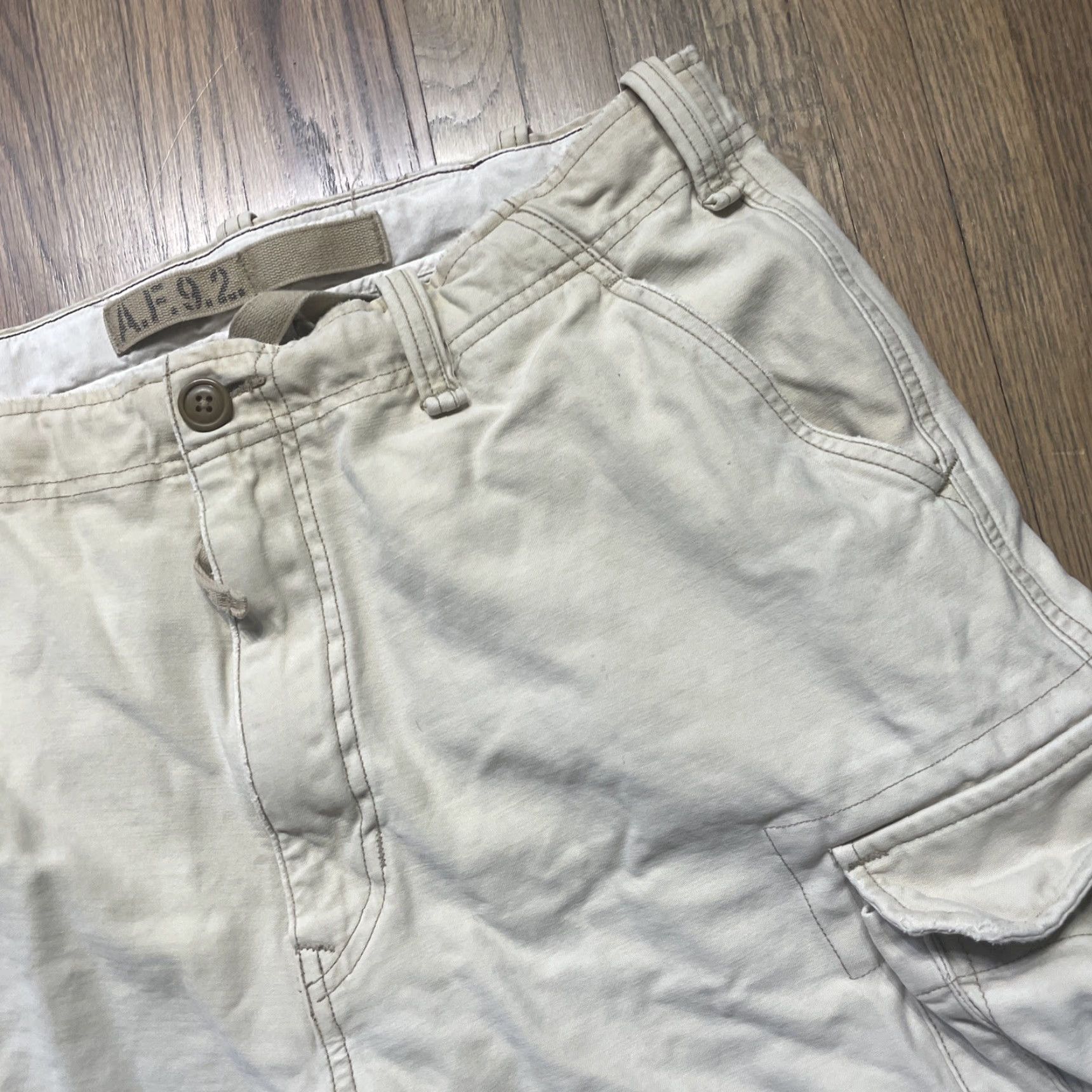 Abercrombie & Fitch VINTAGE Abercrombie & Fitch Cargo Shorts Men’s SZ 34 Beige 7 Pocket Distressed Heavy Pockets Y2K VTG Mens Size US 34 / EU 50 - 3 Thumbnail
