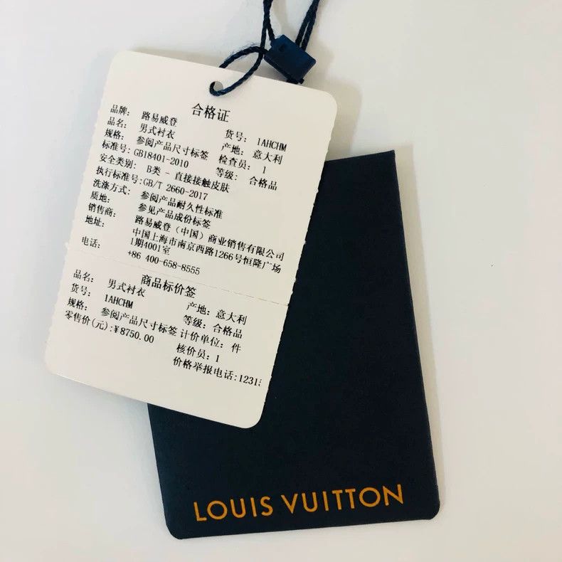 Louis Vuitton Louis Vuitton 25 Embossed logo Short Sleeve Shirts Size US M / EU 48-50 / 2 - 2 Thumbnail