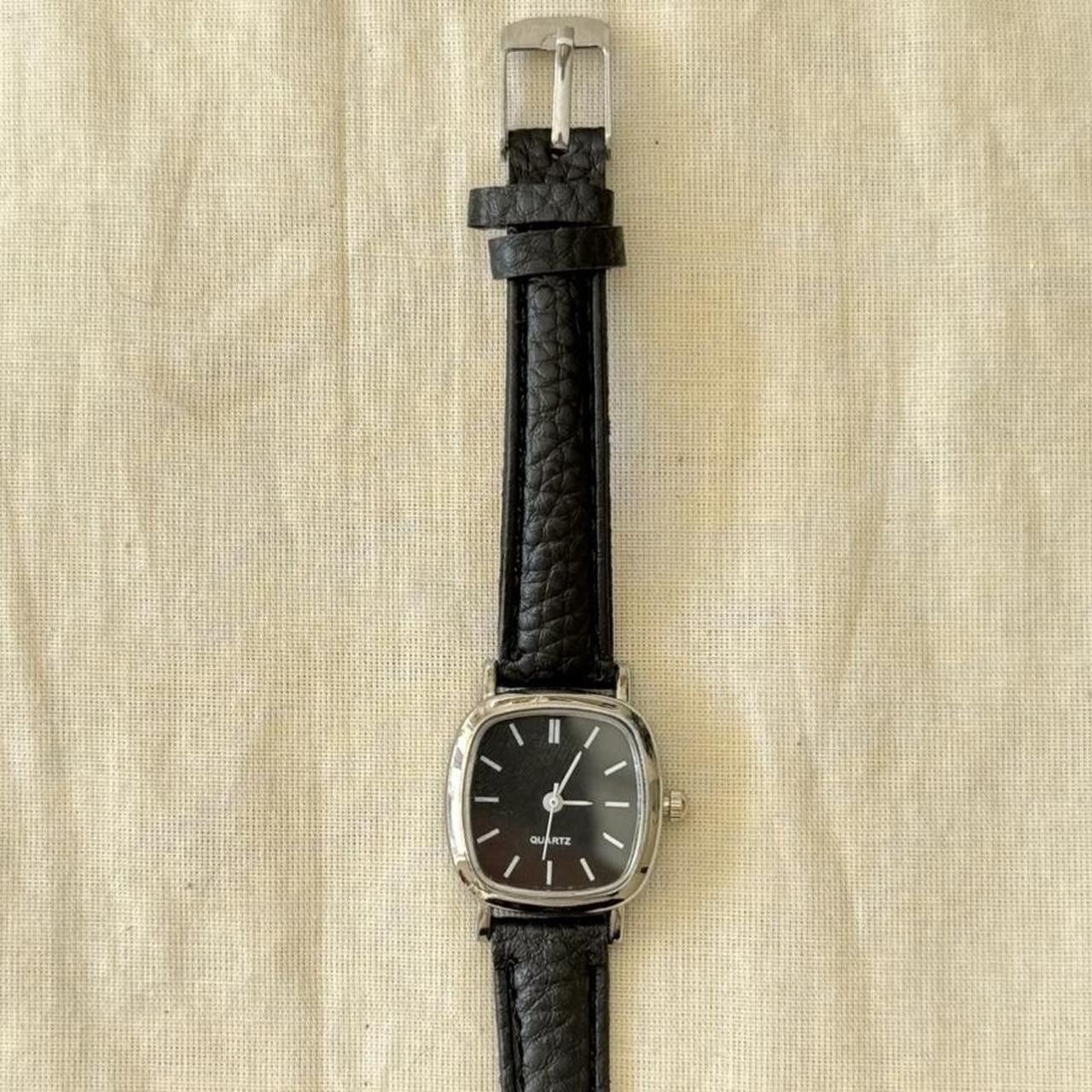 Vintage y2k classy black with silver leather luxury quartz watch Size ONE SIZE - 2 Thumbnail