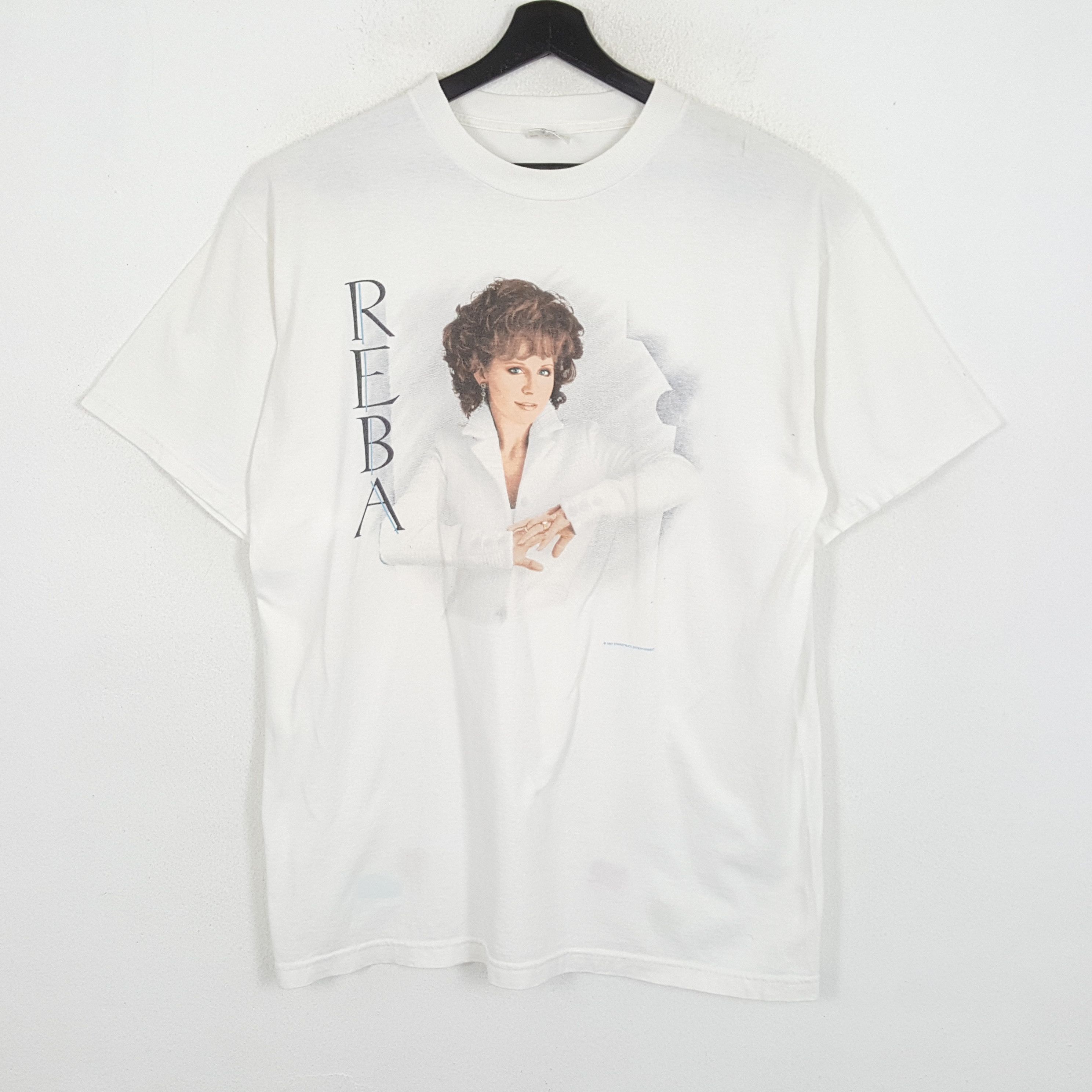Band Tees × Vintage REBA Singer Music Photo Print Style Vintage Tshirt Size US XL / EU 56 / 4 - 1 Thumbnail