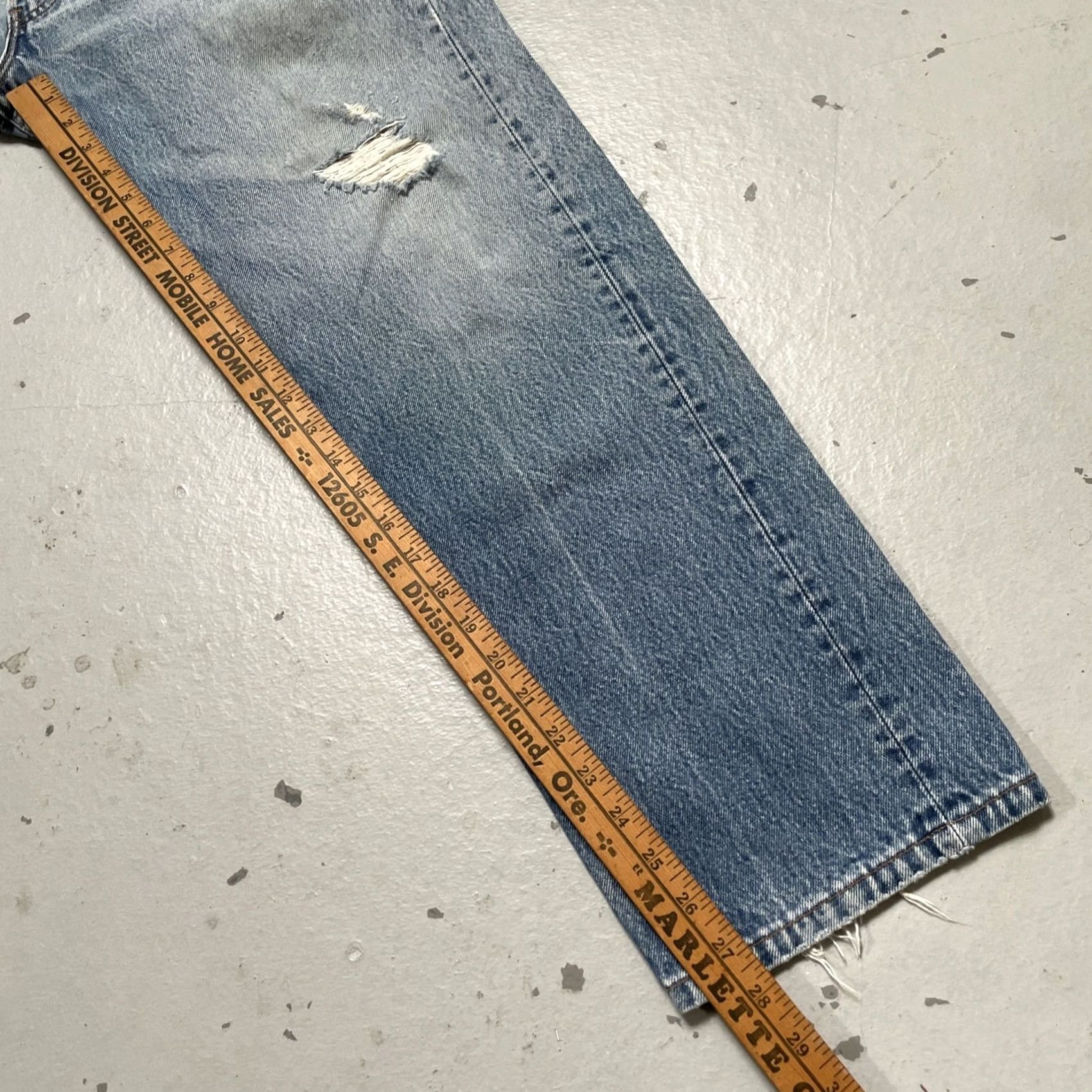 Levi's VINTAGE Levi’s 501 XX Denim Jeans Light Wash 35x32 Regular Mens Distressed 90s USA Heritage Skater Size US 35 - 3 Thumbnail