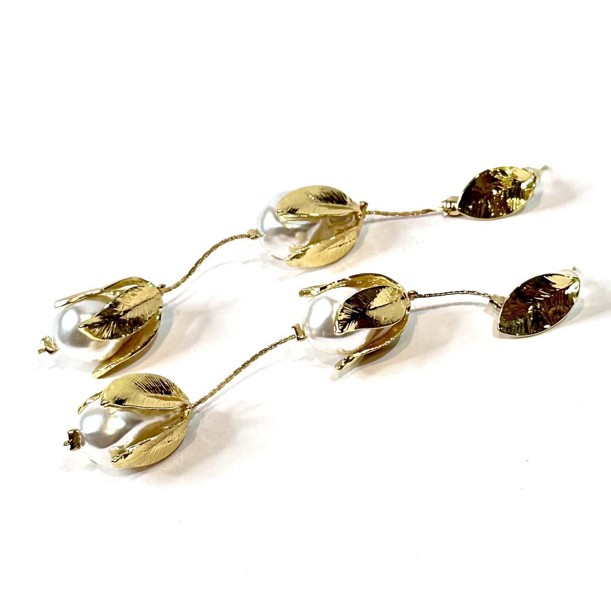 White House Black Market WHBM White & Gold Tulips Glam Earrings NWT Size ONE SIZE - 3 Thumbnail