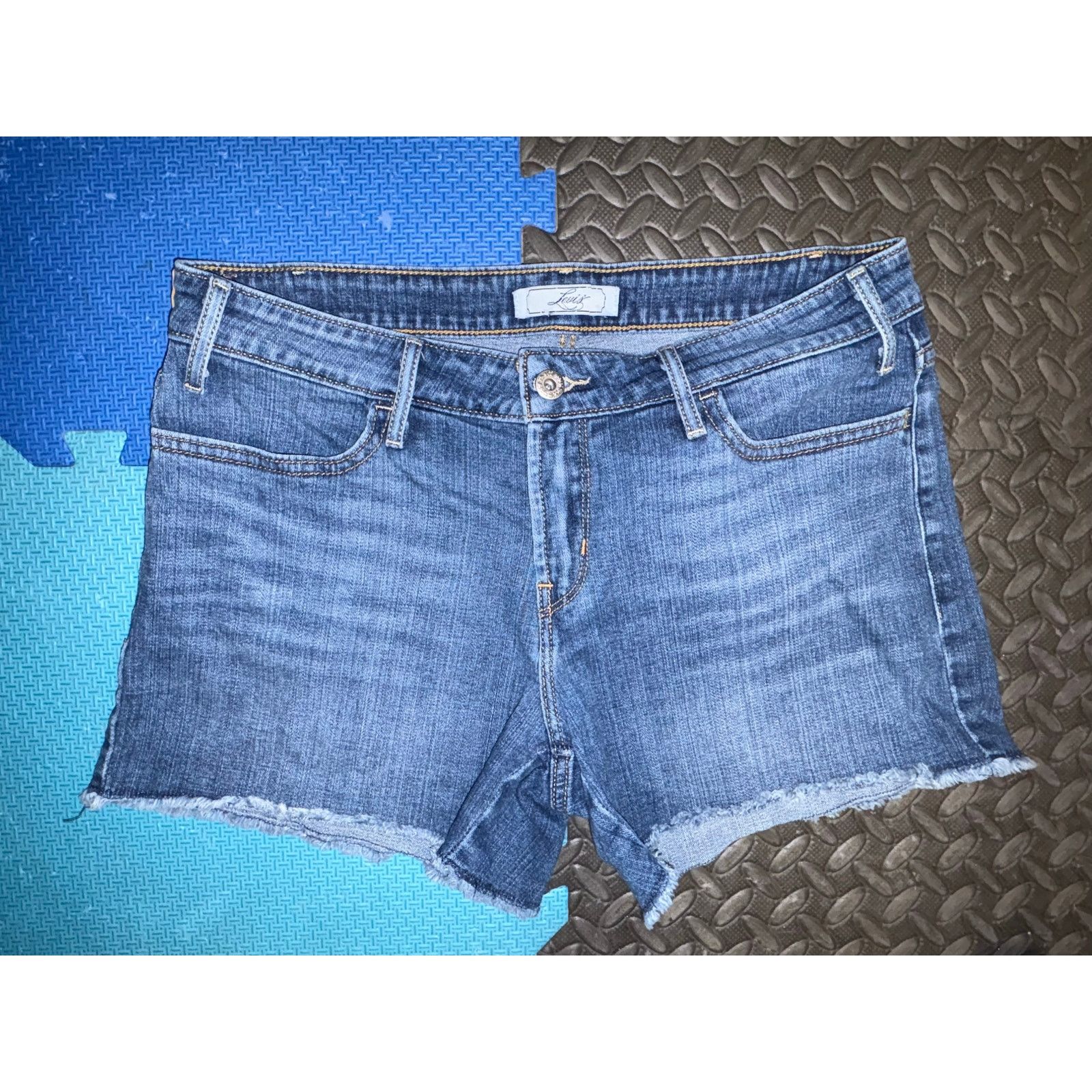 Levi's Levis women’s size 8 shorts blue denim Size 30" / US 8 / IT 44 - 1 Thumbnail