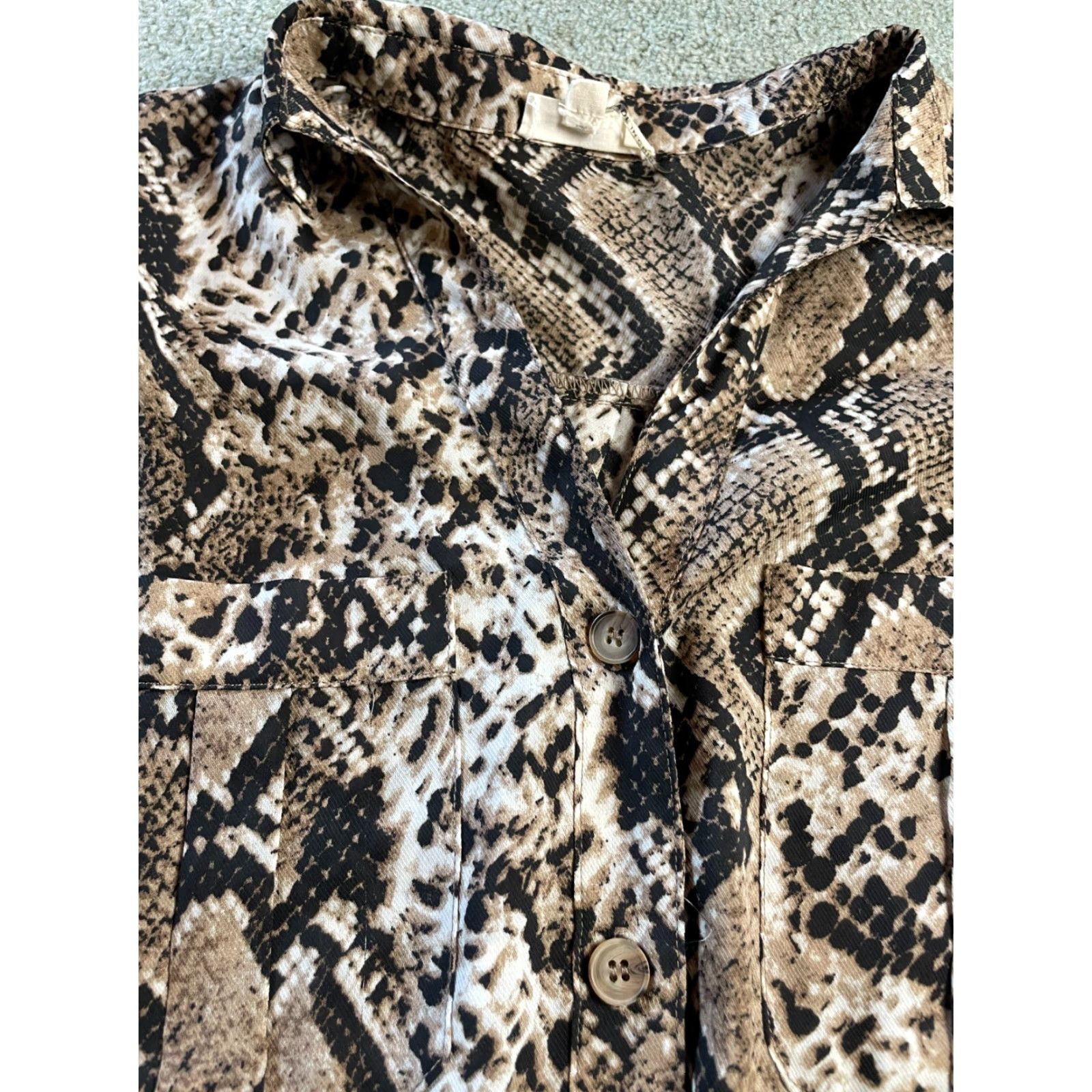 Skin Entro Shirt Women Size Small Tan Black Button Up Snake Skin Pattern Pockets Size S / US 4 / IT 40 - 3 Thumbnail
