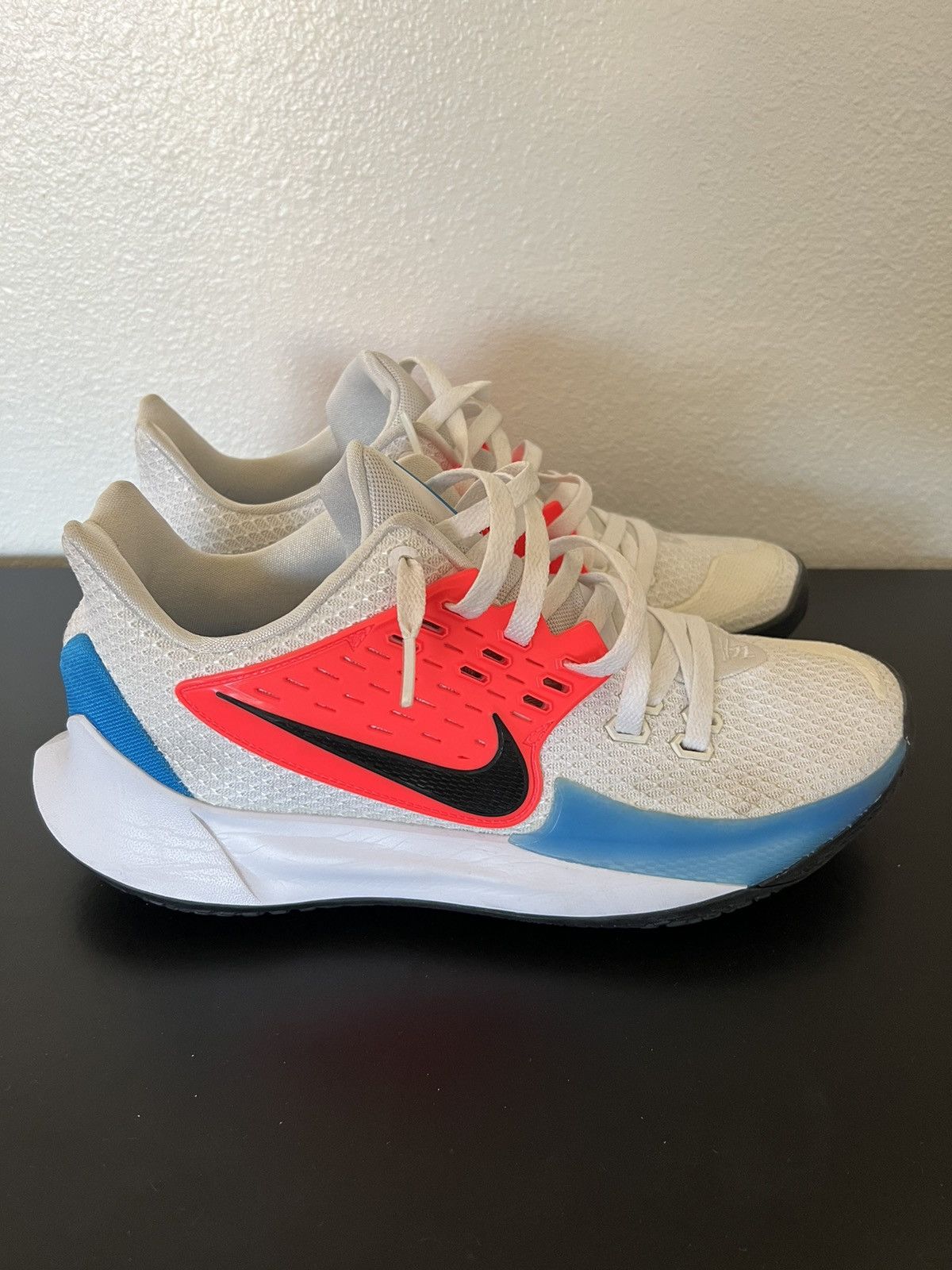 image of Nike Kyrie Low 2 Shoes in White, Men's (Size 11.5)