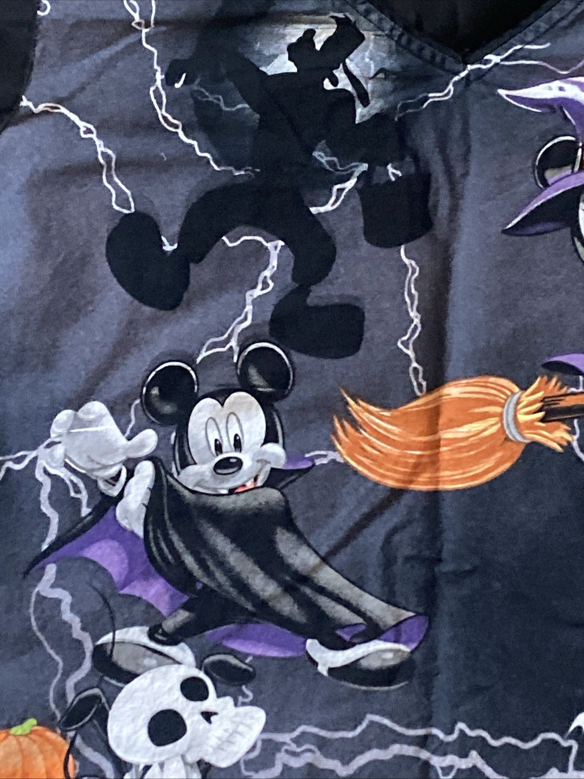 Disney Disney Mickey mouse & Friends Halloween Themed Scrub top Size XL / US 12-14 / IT 48-50 - 6 Thumbnail