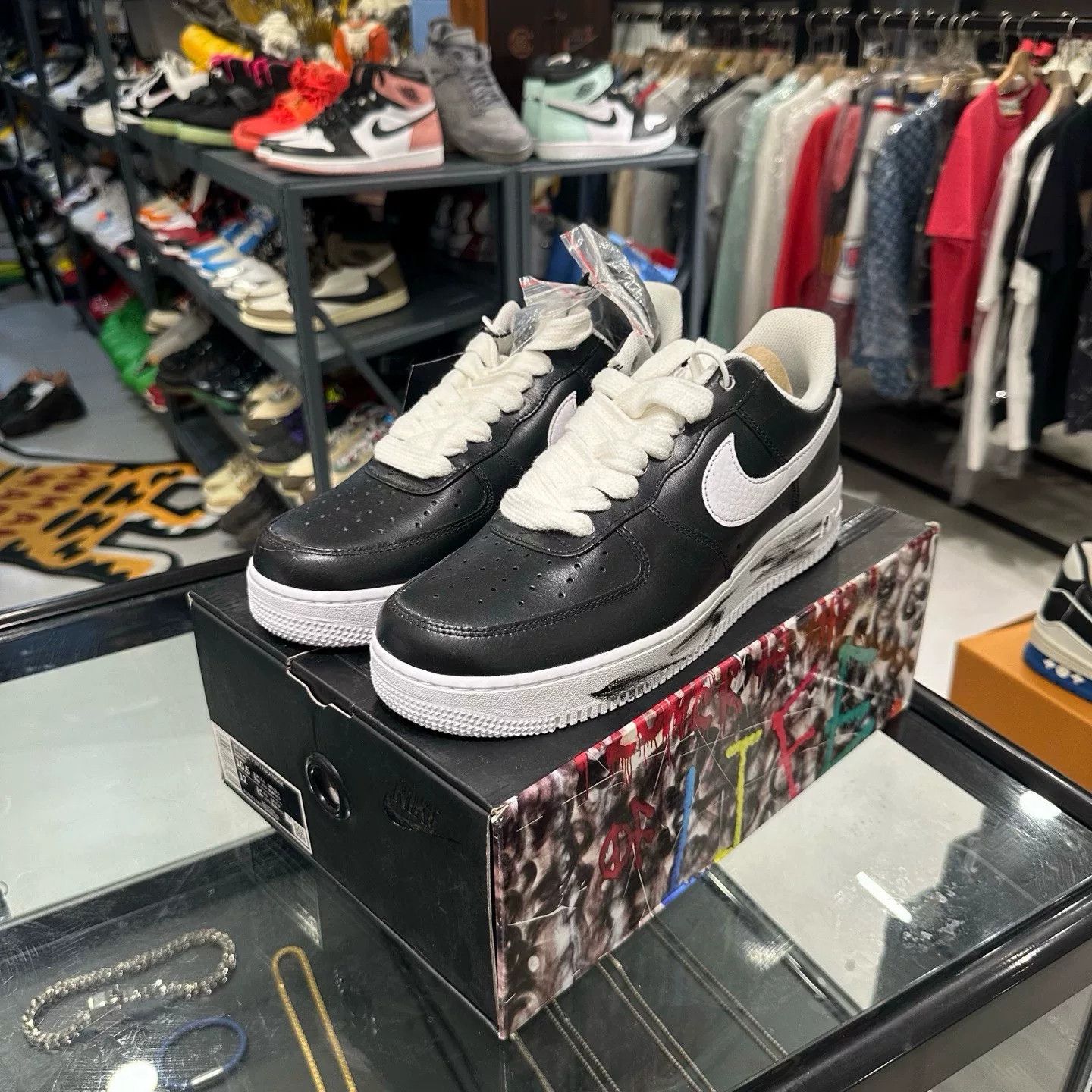 Nike Nike Black Lowtop Sneakers 11 Men Size US 11 / EU 44 - 1 Thumbnail