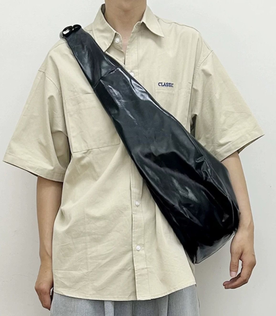 Japanese Brand Avant garde retro oversized shiny faux leather hobo bag Size ONE SIZE - 4 Thumbnail
