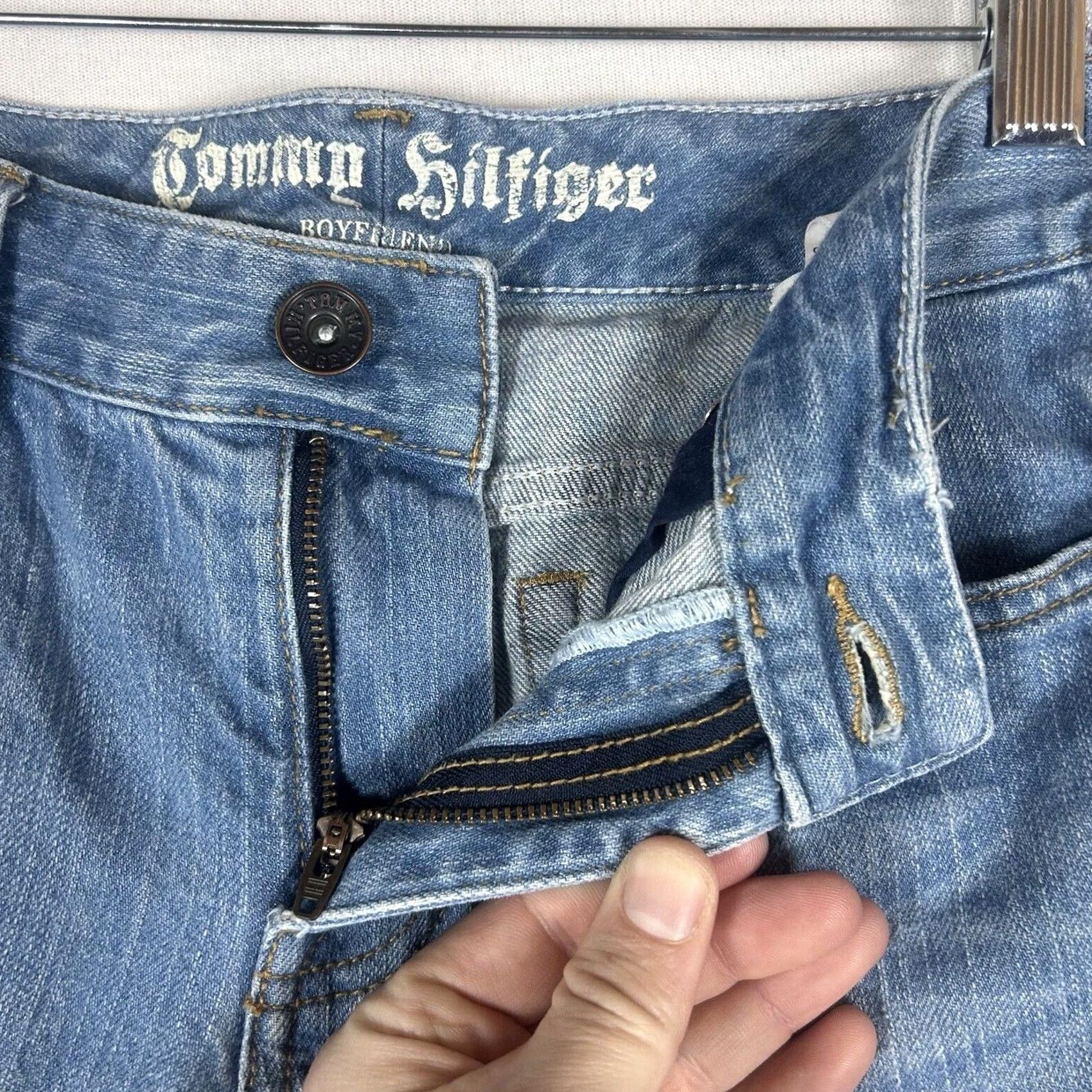 Tommy Hilfiger Tommy Hilfiger Boyfriend Jeans Womens Size 2 Mid Rise Medium Wash Denim Zip Inseam 30 in Regular Rise Slim Fit 2 Button Closure Women's Jeans Blue Size 26" / US 2 / IT 38 - 2 Thumbnail