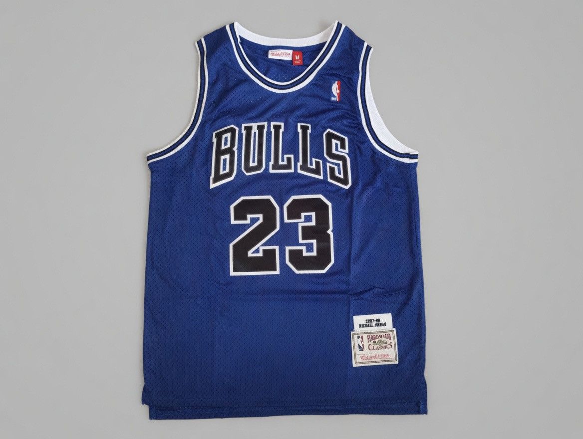 NBA Retrò Maglia Michael Jordan Bulls #23 - M Size US M / EU 48-50 / 2 - 1 Thumbnail