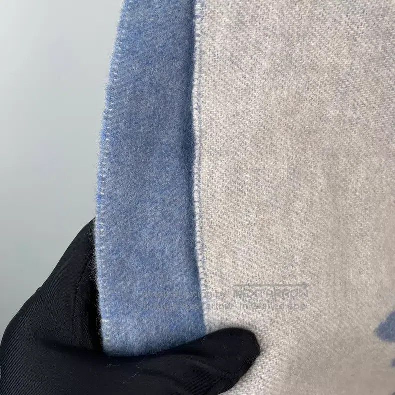 Louis Vuitton Louis Vuitton Ice blue cashmere mink pocket scarf Size ONE SIZE - 6 Thumbnail