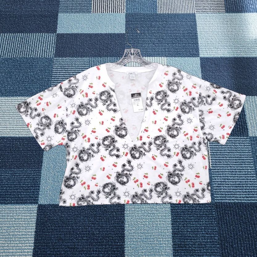 Vintage Rue21 Top Womens XL White Crop V-Neck Short Sleeve T-Shirt Size XL / US 12-14 / IT 48-50 - 1 Thumbnail