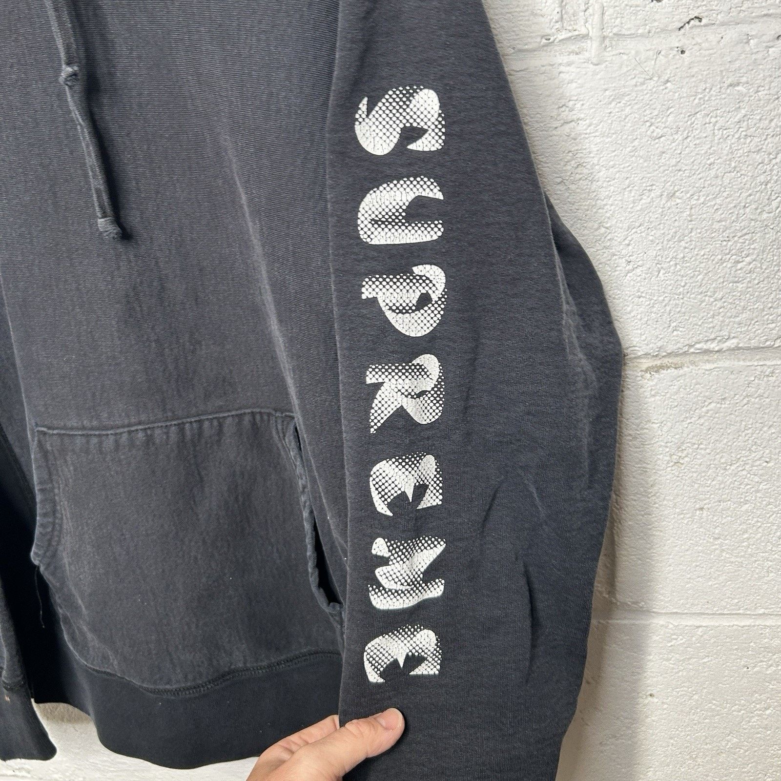 Supreme Supreme Gradient Sleeve Logo Hooded Sweatshirt “Black” FW18 Size US M / EU 48-50 / 2 - 3 Thumbnail