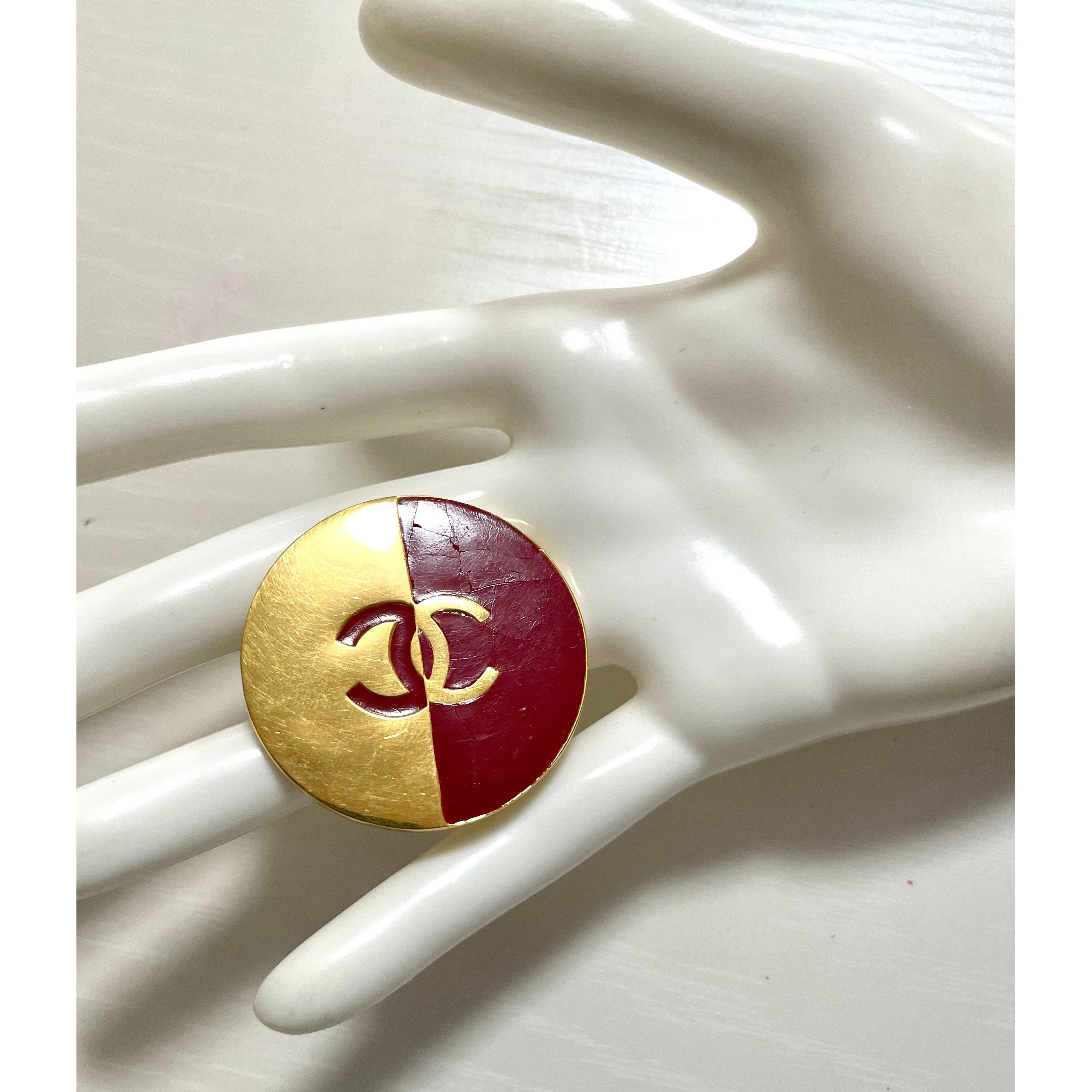 Chanel Vintage CHANEL red and gold round CC brooch. Size ONE SIZE - 3 Thumbnail
