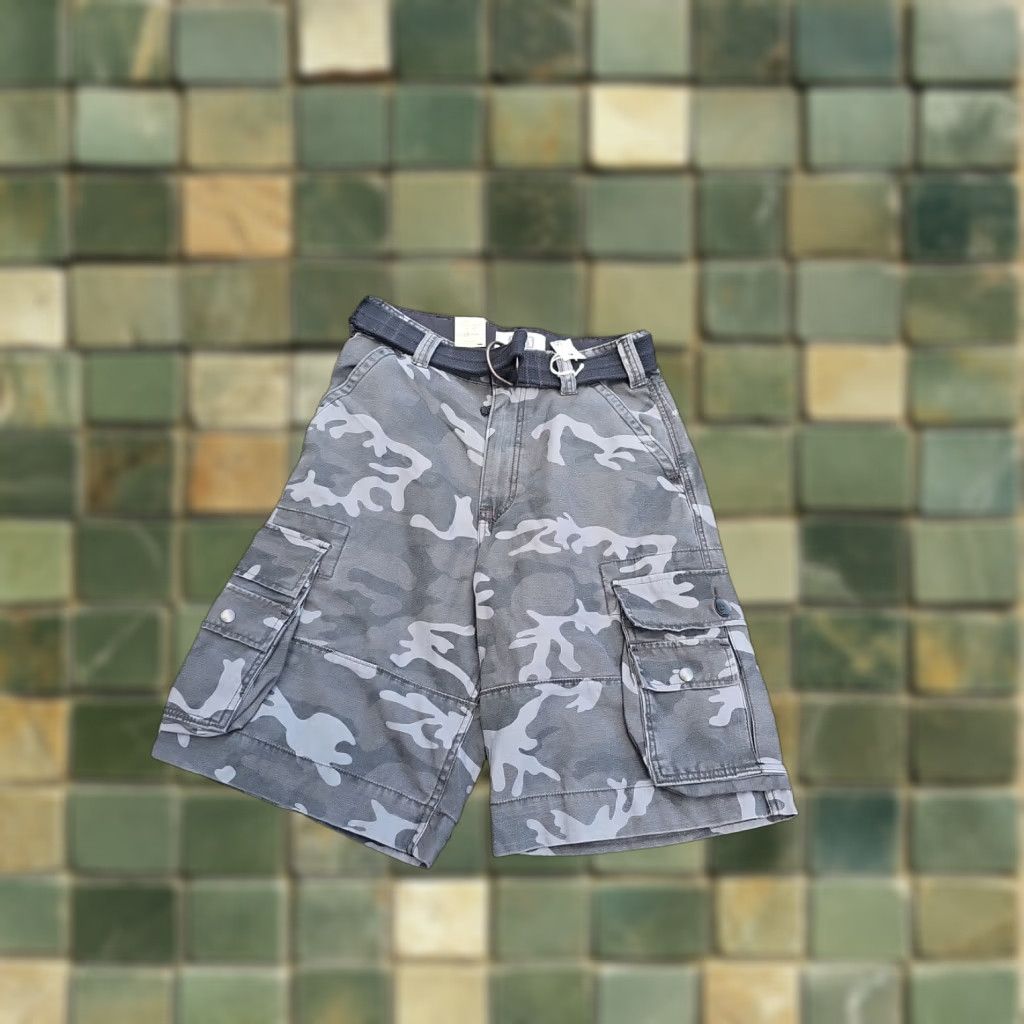 Levi's VINTAGE Levi's Camouflage Cargo Shorts Mens 29 Gray Camouflage 11in Inseam Cargo Pocket Belt Loops Cotton Straight Front Size US 29 - 1 Thumbnail