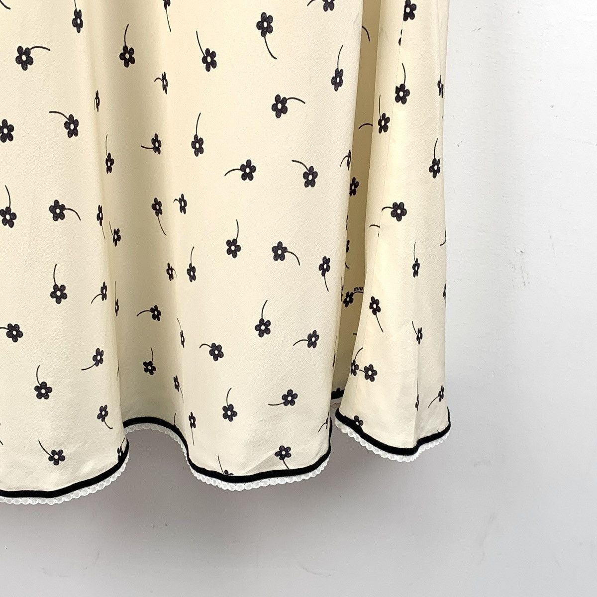 Miu Miu Miu Miu Beige Silk V-neck Short Sleeve Dress K26WX Size S / US 4 / IT 40 - 4 Thumbnail