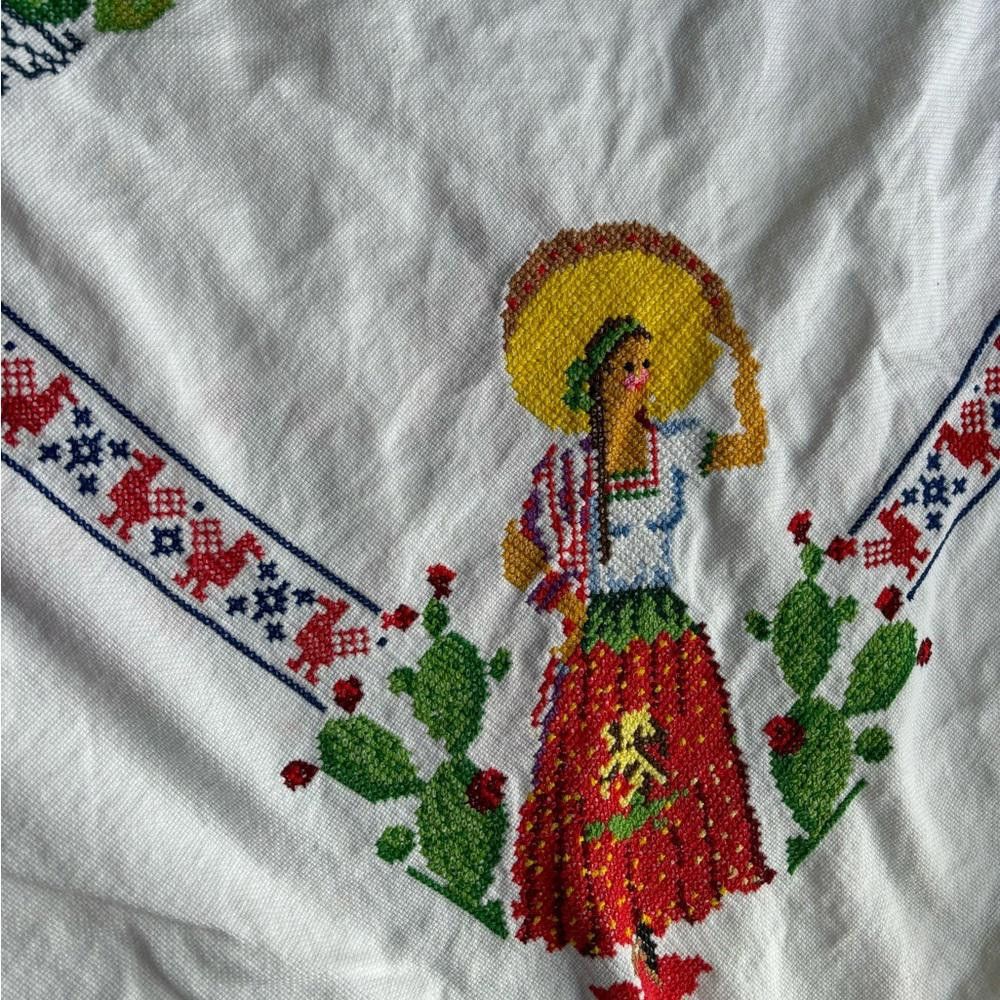 Designer Vintage Mexican Embroidered Tablecloth with 12 Napkins Size ONE SIZE - 5 Thumbnail