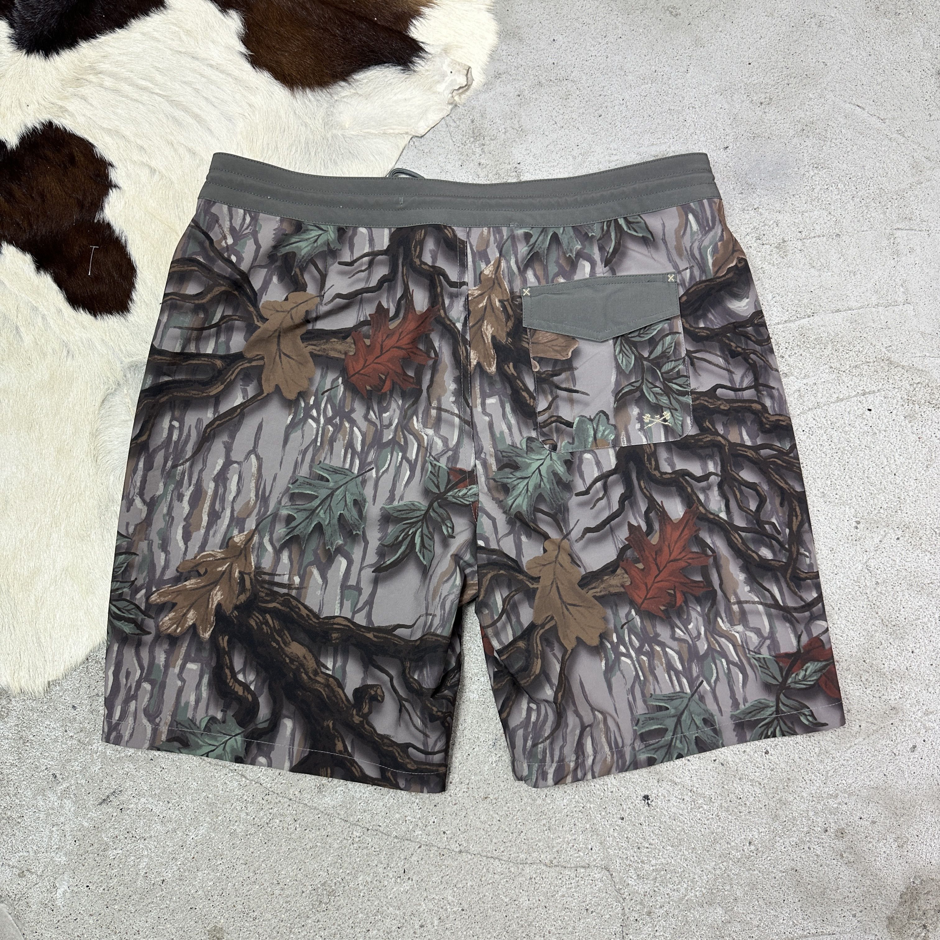 Vintage Vintage Streetwear Casual Camo Tree Print Shorts 00s Size US 31 - 4 Thumbnail