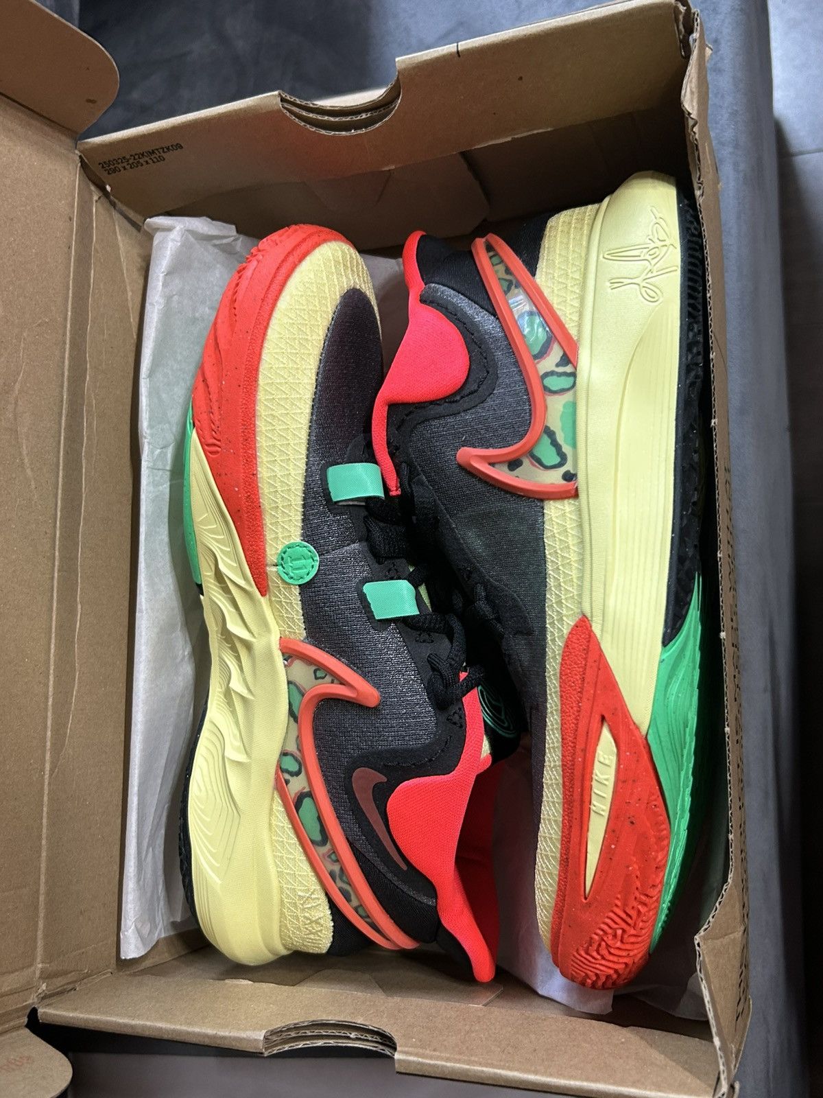 Nike Nike Kyrie 8 Go (GS) Black/Lemon Chiffon New in Box Size US 5.5 / EU 38 - 4 Thumbnail