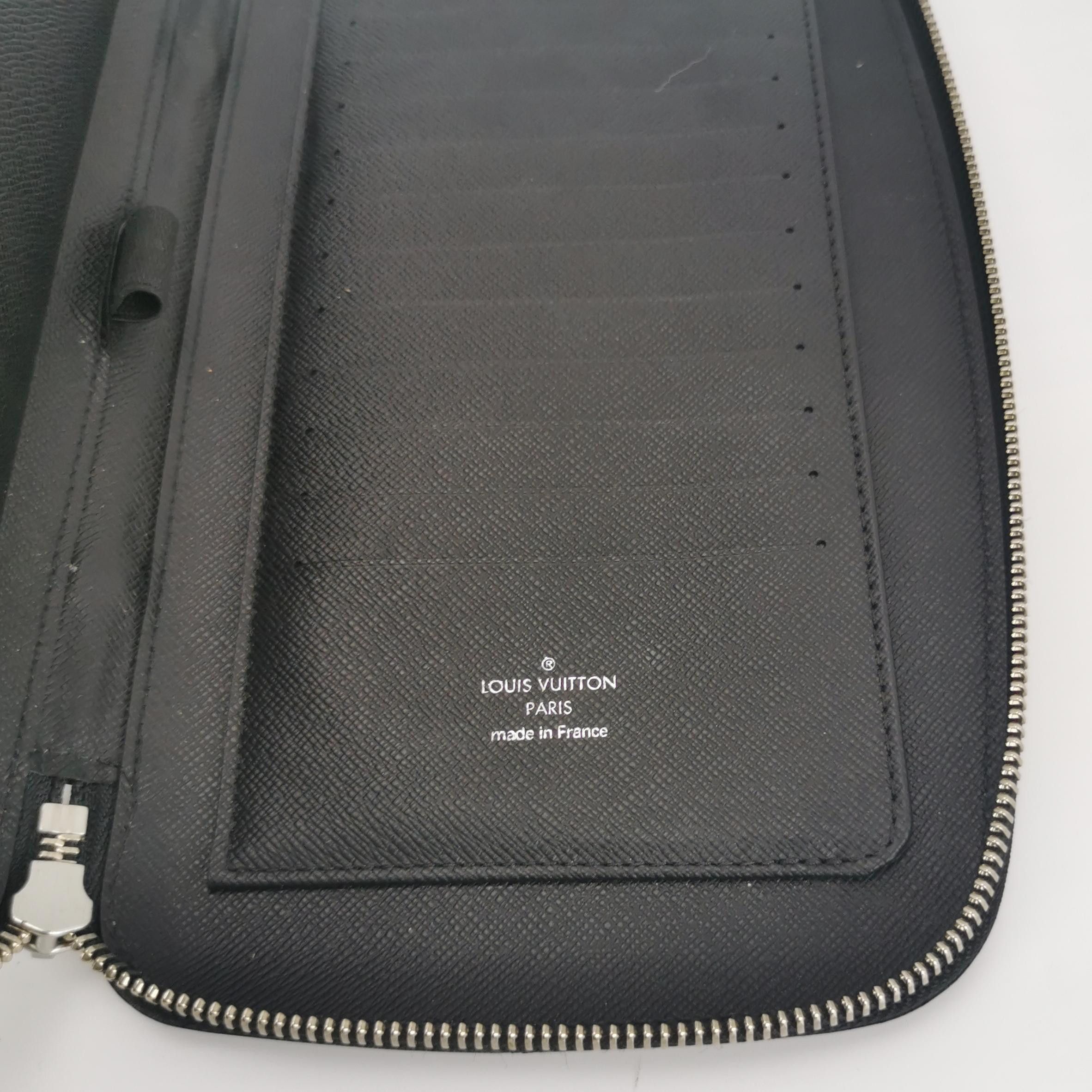 Louis Vuitton Louis Vuitton (LV) Taiga Atoll leather solid color zipper c Size ONE SIZE - 2 Thumbnail