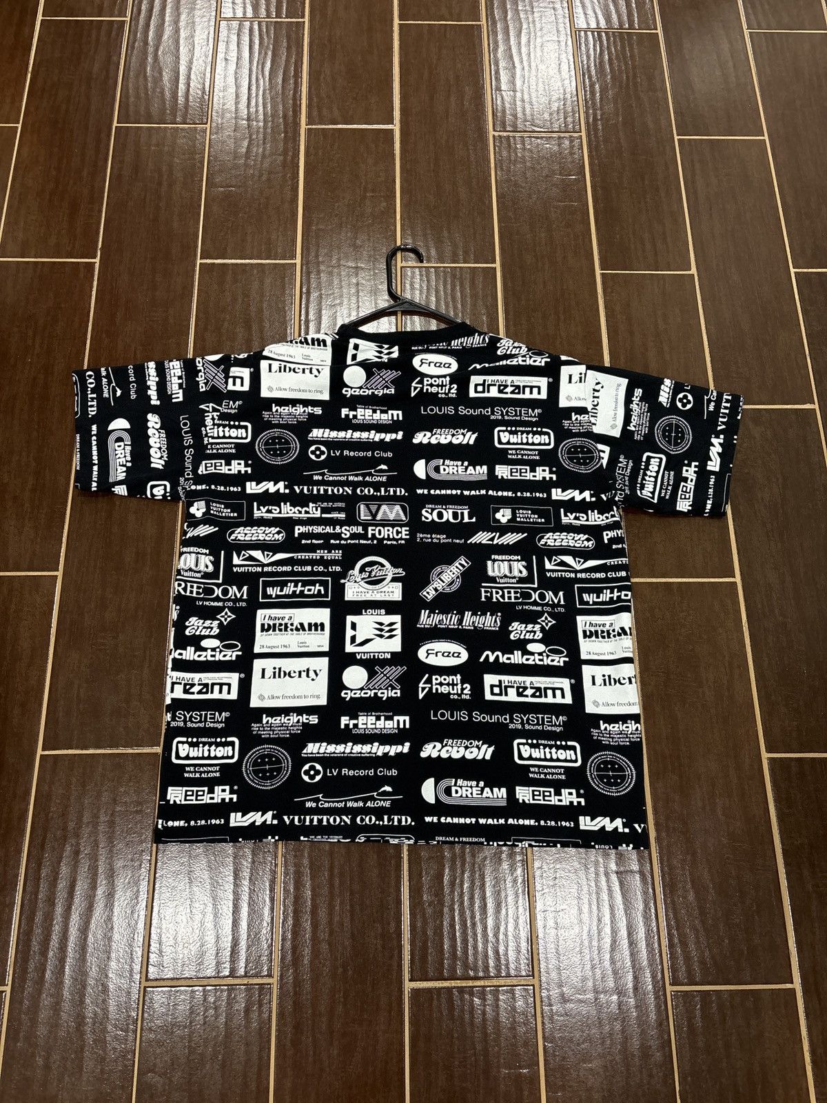 Louis Vuitton USED Louis Vuitton Virgil Abloh All Over Logo Tee Size XXL Size US XL / EU 56 / 4 - 4 Thumbnail