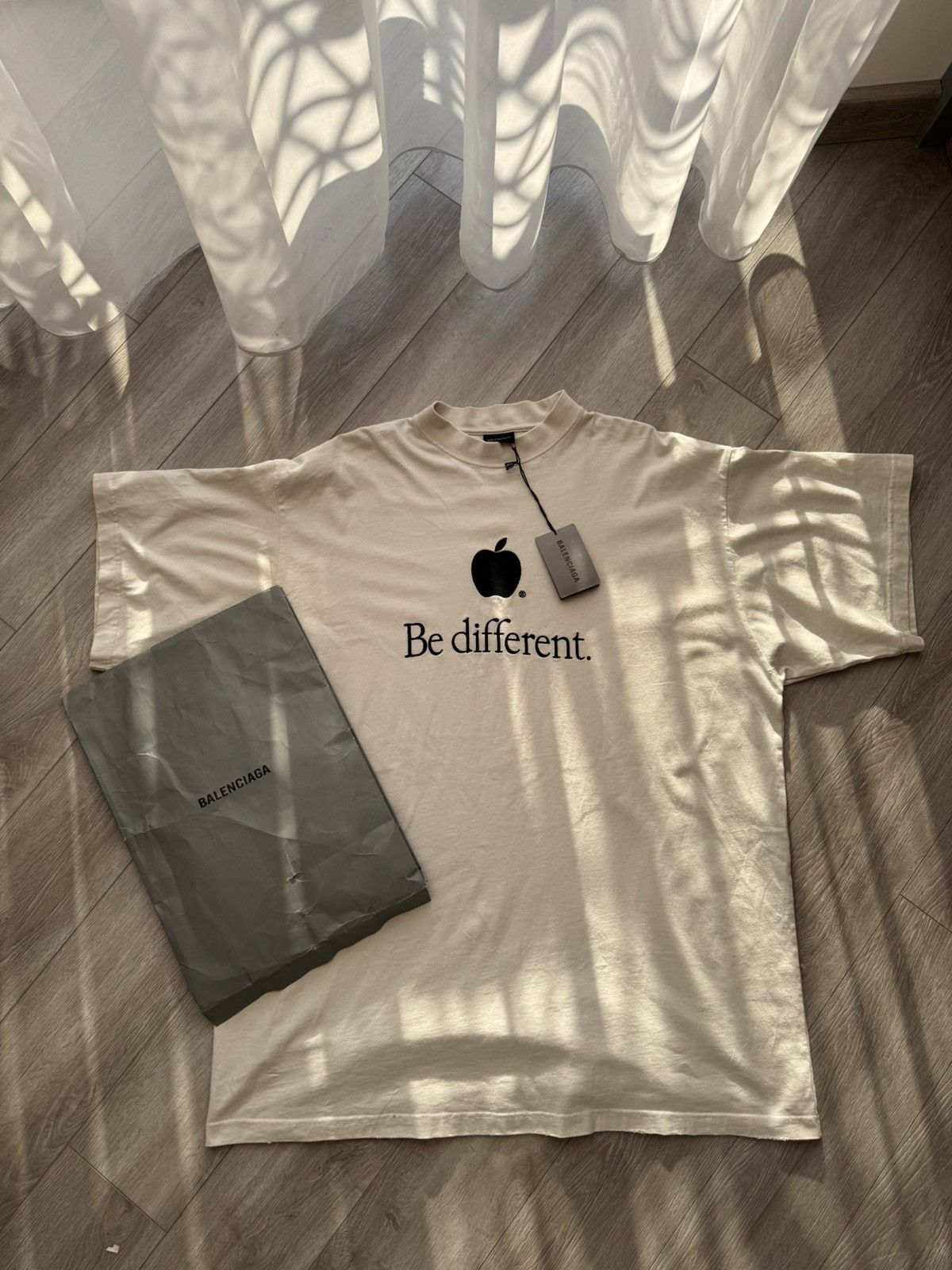 NEW Balenciaga Be Different T-shirt in White size 3