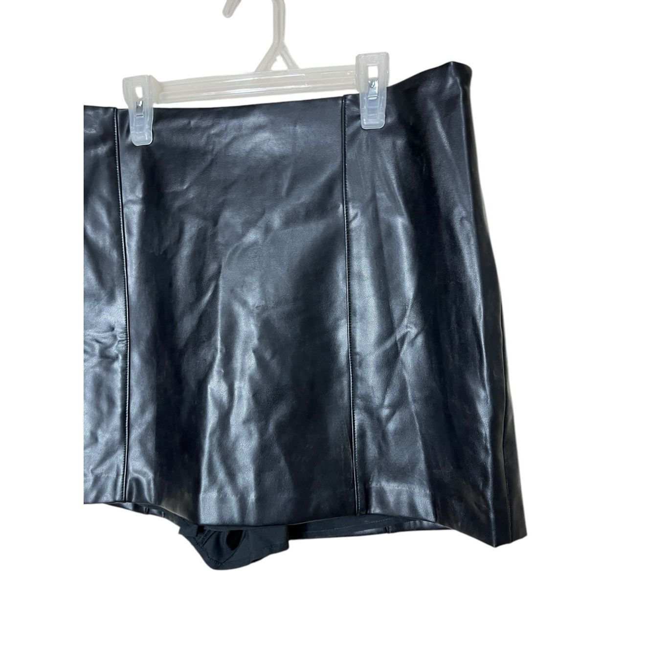 Abercrombie & Fitch Abercrombie & fitch Faux Leather Skort Size Large Size 34" / US 12 / IT 48 - 2 Thumbnail