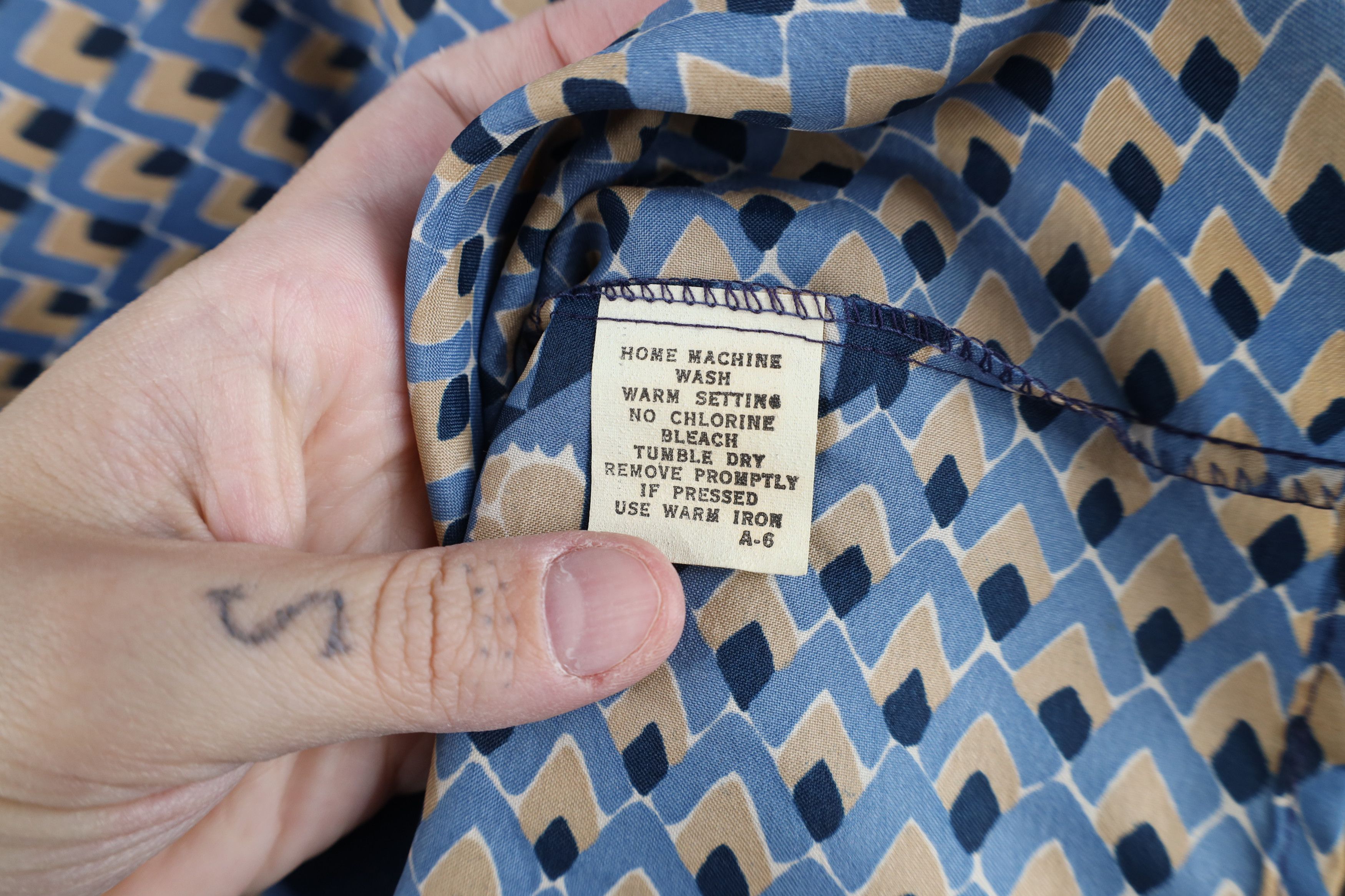 Vintage Vintage 70s Streetwear Silk Collared Button Shirt USA Size US L / EU 52-54 / 3 - 9 Thumbnail