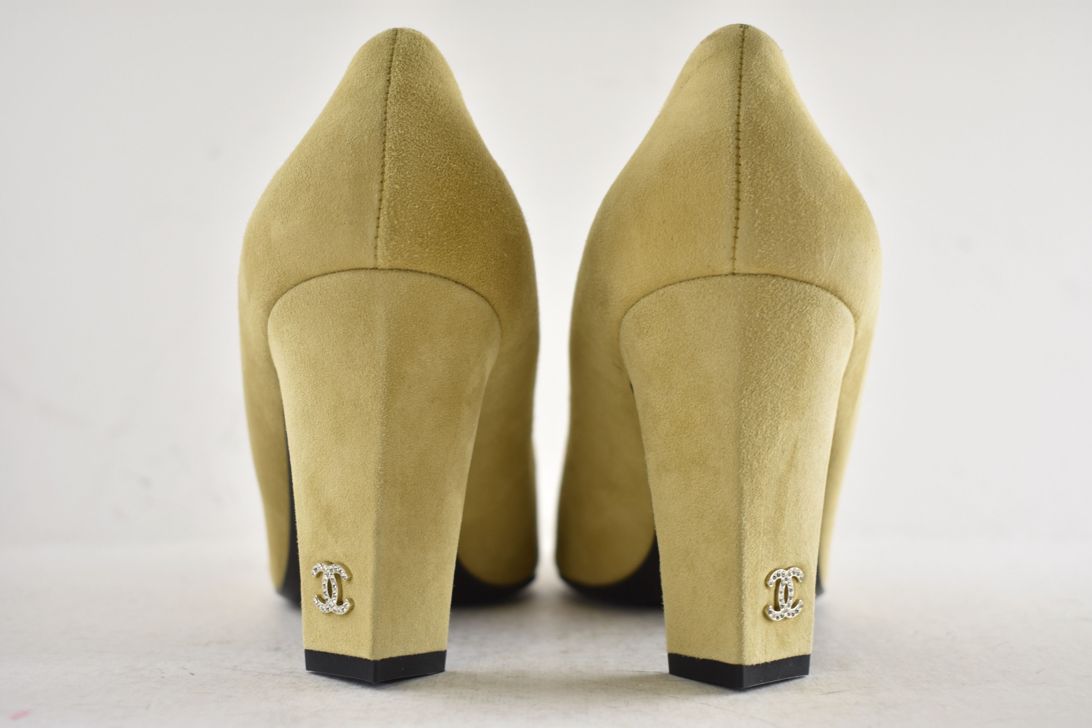 Chanel 25A Suede Black Square CC Crystal Logo Heel Of Fame Pump 39 Size US 9 / IT 39 - 12 Thumbnail