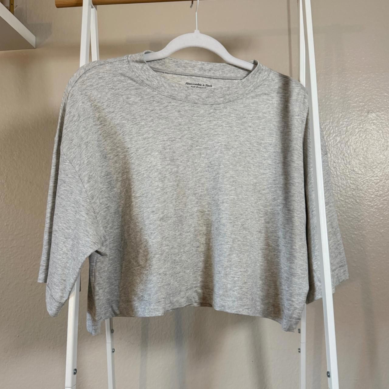 Abercrombie & Fitch light grey crop top🩶 Size S / US 4 / IT 40 - 1 Thumbnail