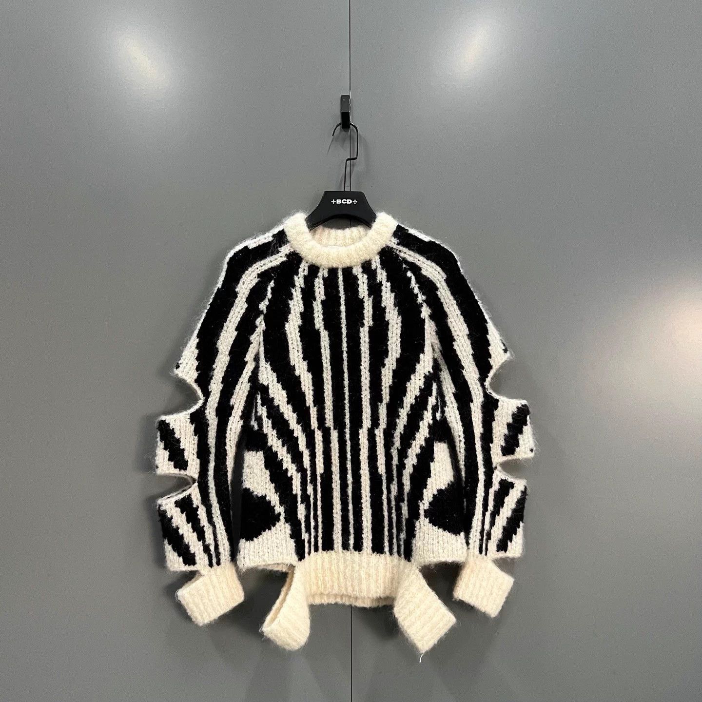 Burberry Burberry Runway Zebra Scissors Design Sweater XS 98 New Size XS / US 0-2 / IT 36-38 - 1 Thumbnail
