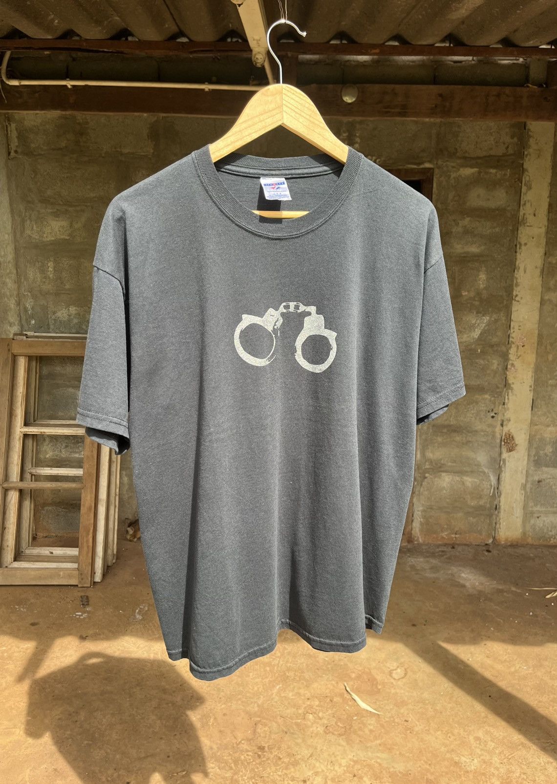 Vintage Handcuffs y2k tee Size US L / EU 52-54 / 3 - 1 Thumbnail