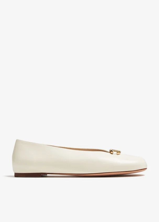 o1s22i1n0924 Vlogo Ballet Flats in White