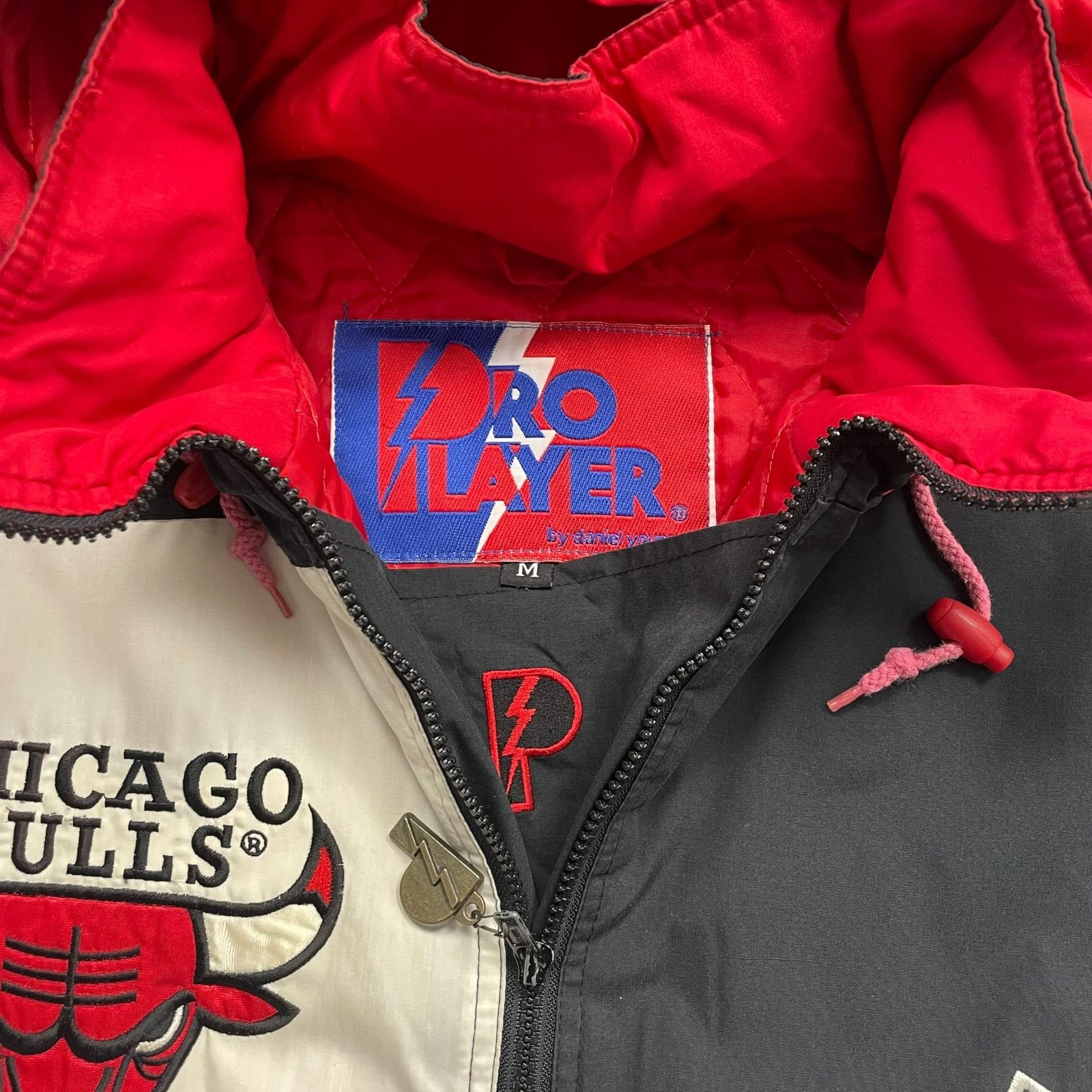 NBA VTG 90s CHICAGO BULLS PRO PLAYER HOODED PUFFER JACKET Size US M / EU 48-50 / 2 - 7 Thumbnail