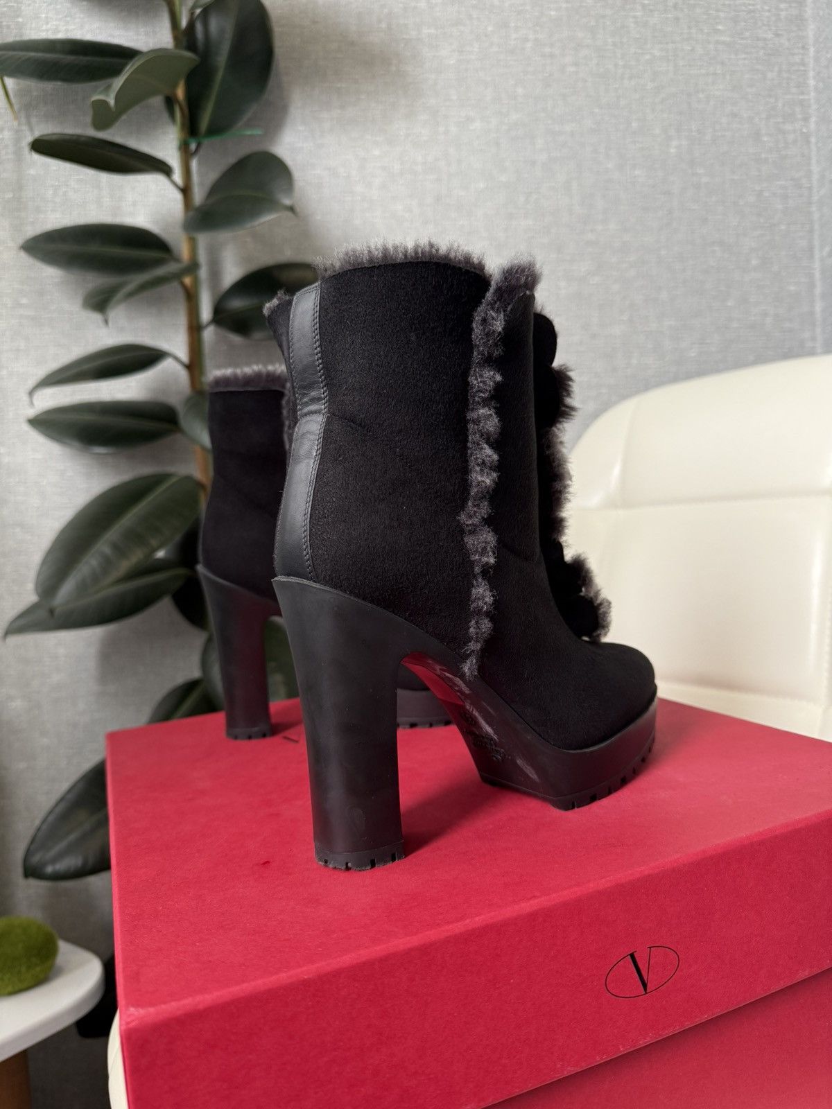 Valentino Valentino Garavani Black Suede Shearling Platform Ankle Boot Size US 7 / IT 37 - 11 Thumbnail