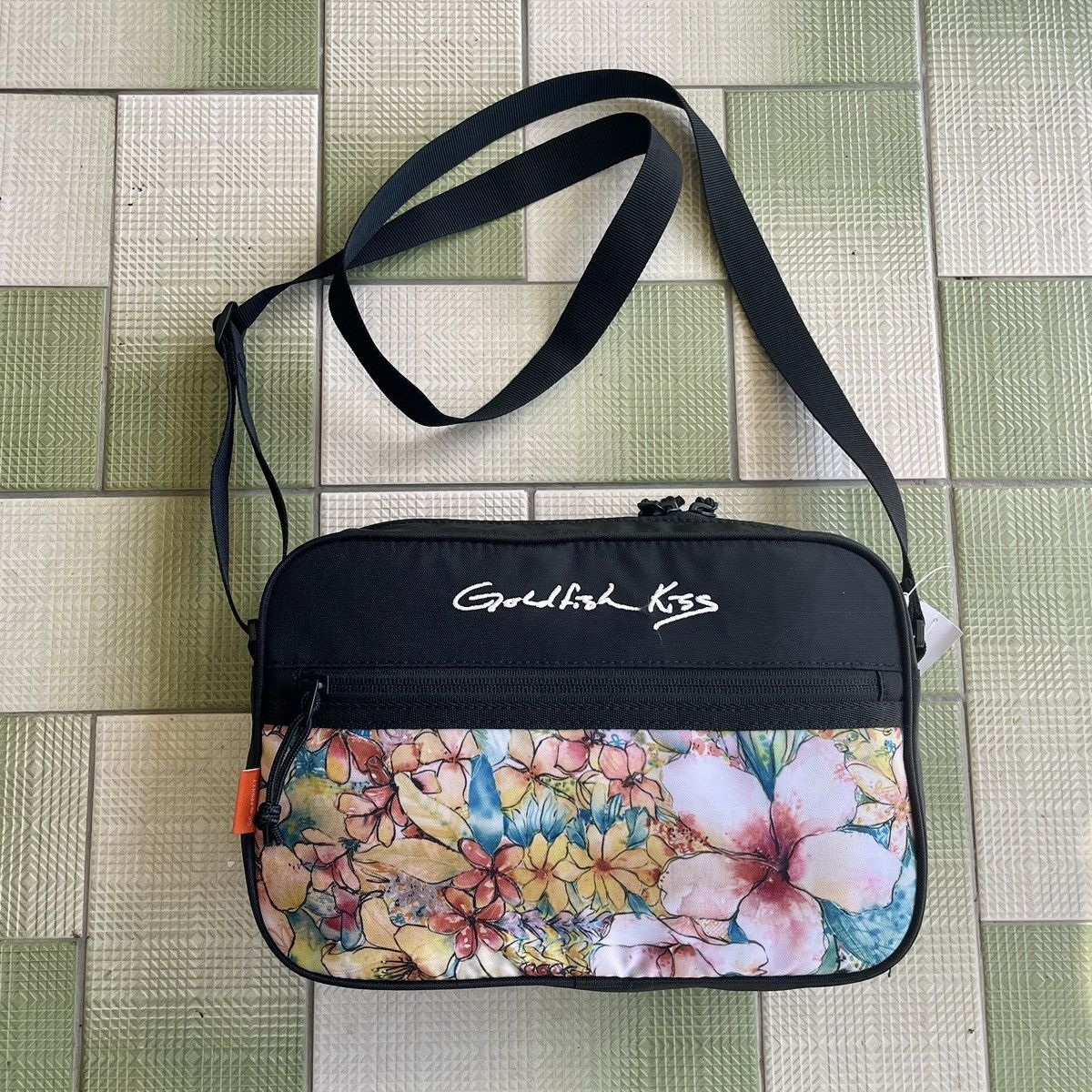 Designer ❗️RARE Goldfish Kiss by Rebekah Steen Sling Bag/Crossbody Size ONE SIZE - 2 Thumbnail