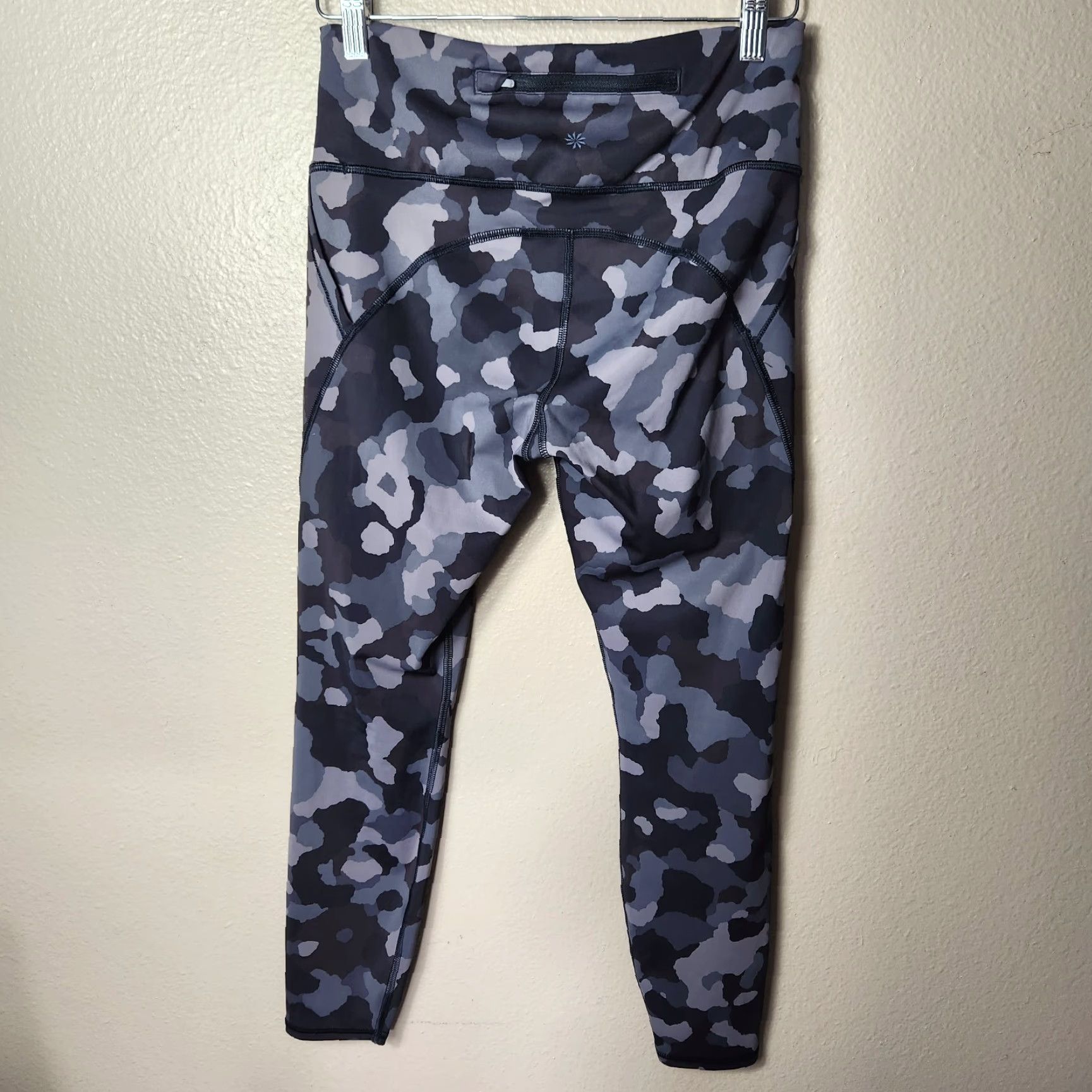 Athleta Athleta Lightening Camo 7/8 Tight Leggings w/Stash Pockets Supersonic-Size S Womens Leggings Size 28" / US 6 / IT 42 - 7 Thumbnail