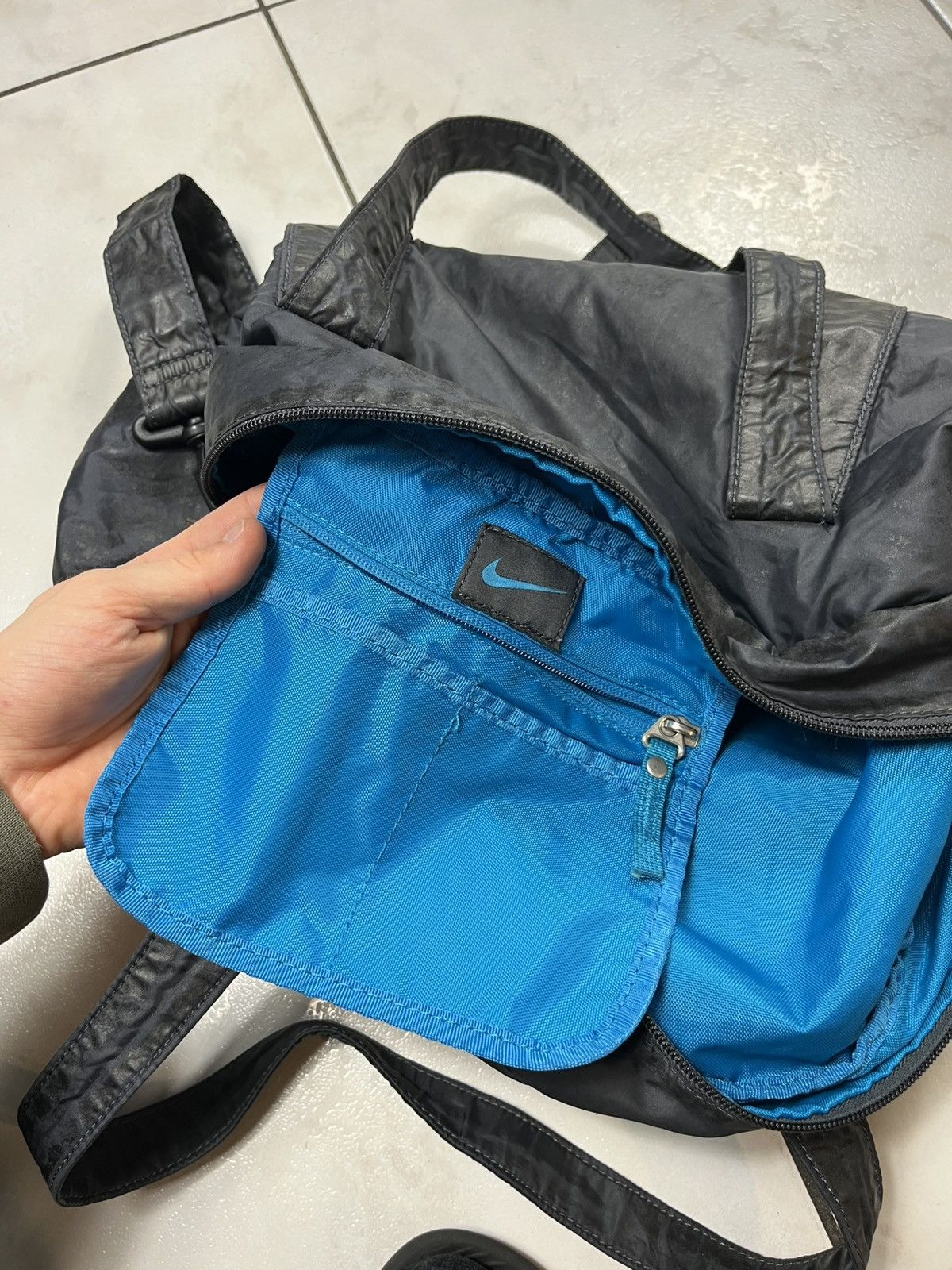 Nike × Vintage Vintage Nike y2k sport gym bag small travel crossbody swoosh Size ONE SIZE - 14 Thumbnail