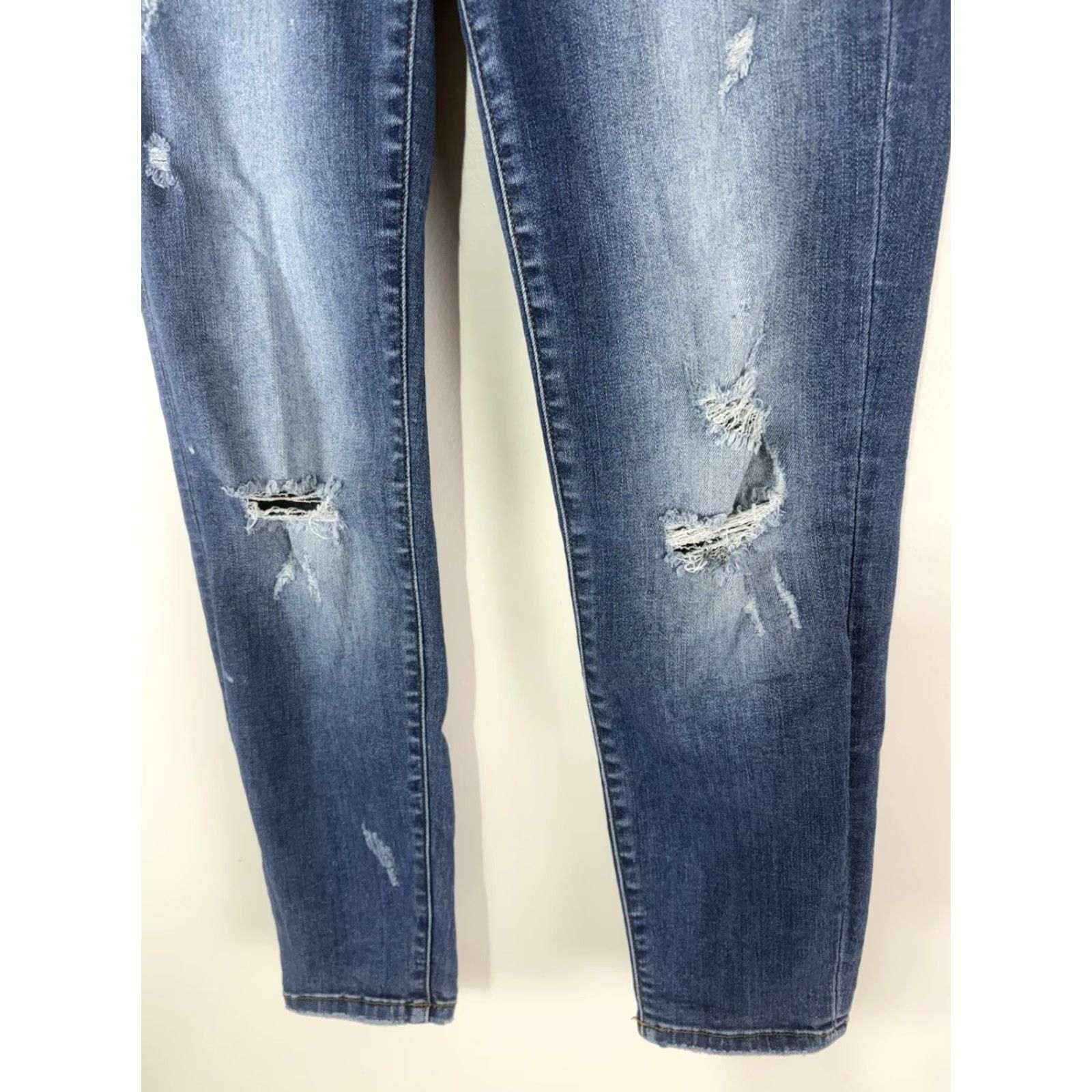 Vintage Judy Blue Med Faded Wash Distressed Relaxed Fit Skinny Jeans Womens Size 9/29 Size 30" / US 8 / IT 44 - 3 Thumbnail