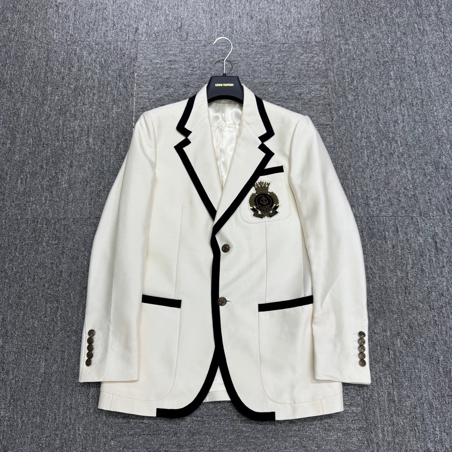 Gucci White Blazer with Black Trim and Crest Size US M / EU 48-50 / 2 - 1 Thumbnail