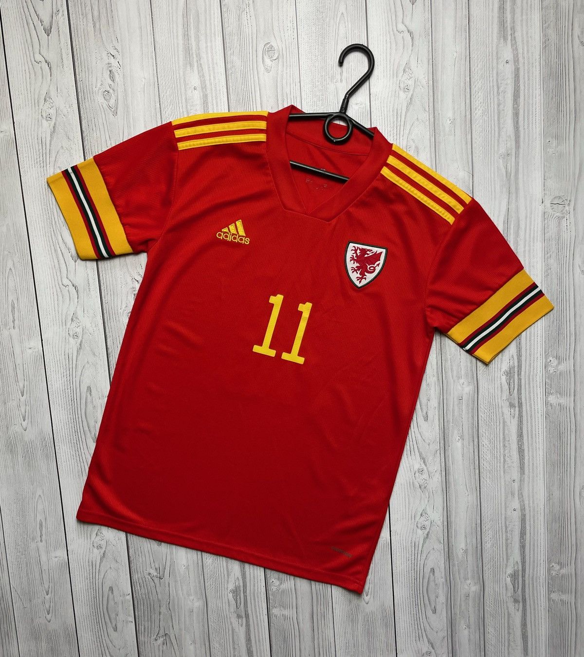 Adidas × Vintage Vintage adidas Wales 11 Bale soccer jersey size S Size US S / EU 44-46 / 1 - 2 Thumbnail