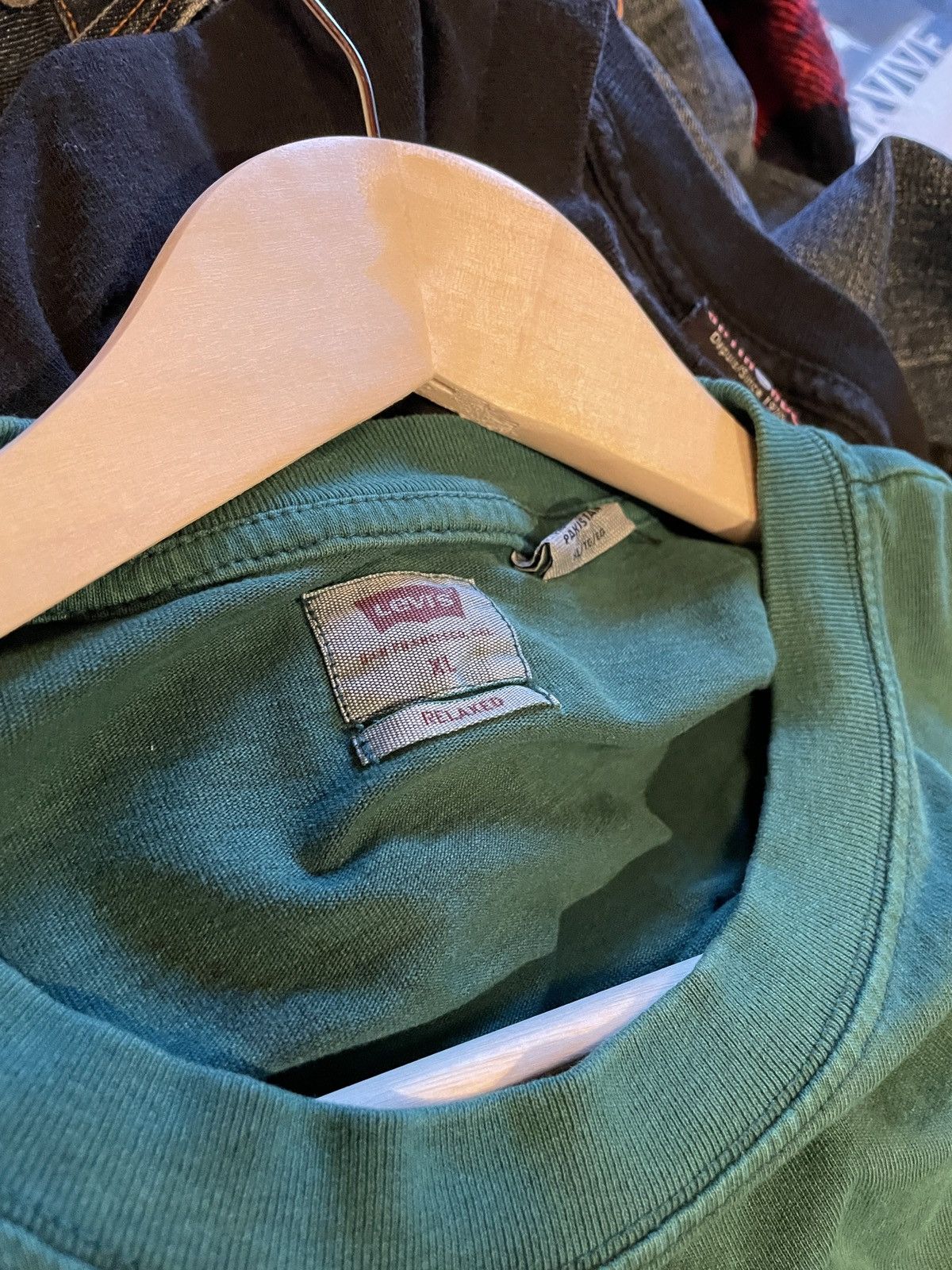 Levi's Levi’s “Cherries” T-Shirt Size US XL / EU 56 / 4 - 4 Thumbnail