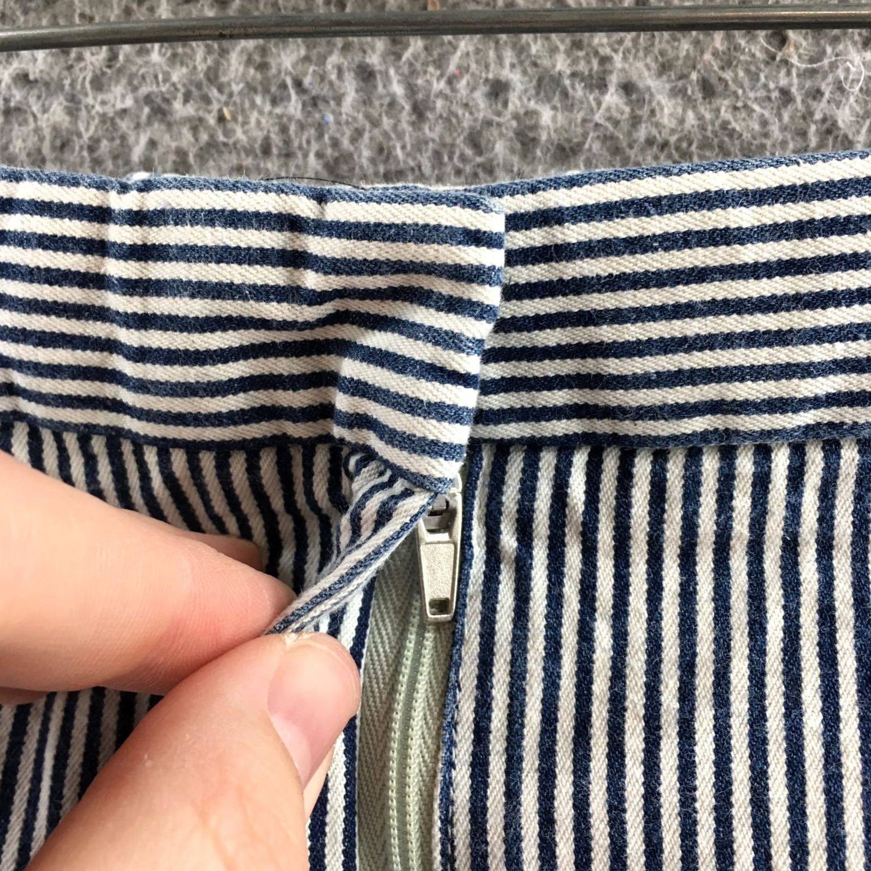 Gap Gap Chino Shirt Womens 8 Blue White Striped Mid Rise Zip Size 30" / US 8 / IT 44 - 4 Thumbnail