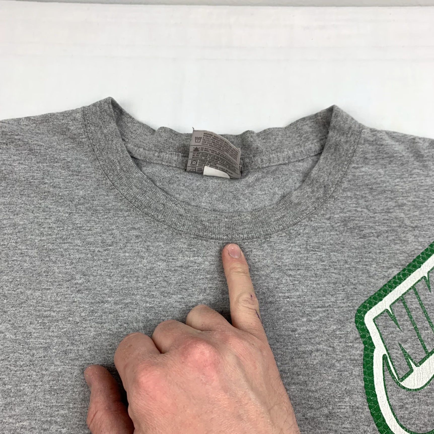 Nike VINTAGE Nike Air T Shirt Mens Adult Large Gray Y2K Sports Silver Tag Logo Spell Out Shirt Size US L / EU 52-54 / 3 - 4 Thumbnail