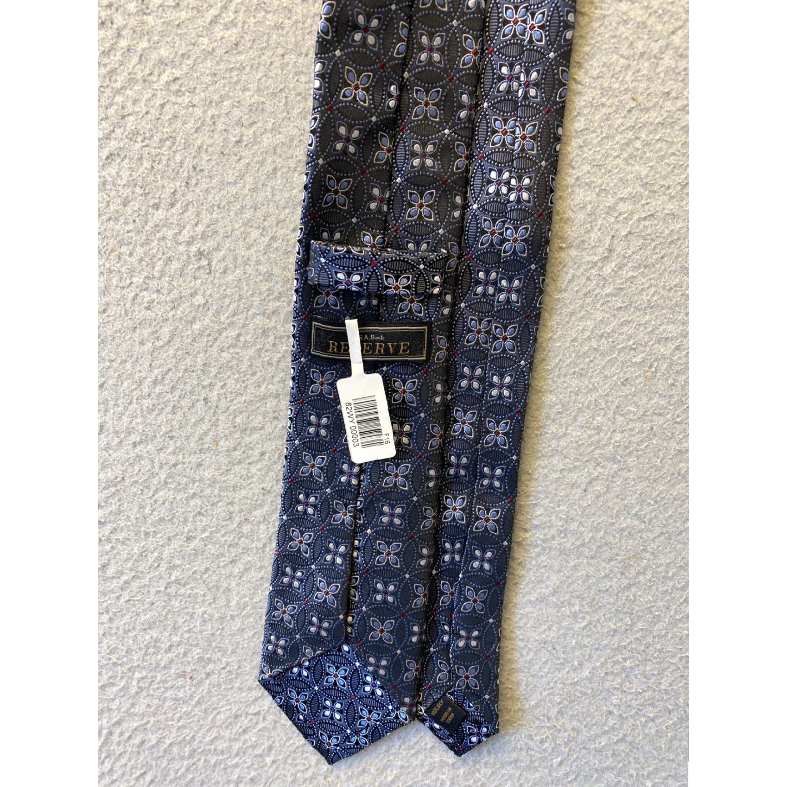 Jos. A. Bank VINTAGE? No, it’s not vintage. Jos. A. Bank Silk Tie Men’s Gray Blue Geometric Design 100% Silk Classic 57-60 Neckwear Mens Accessories Size ONE SIZE - 2 Thumbnail