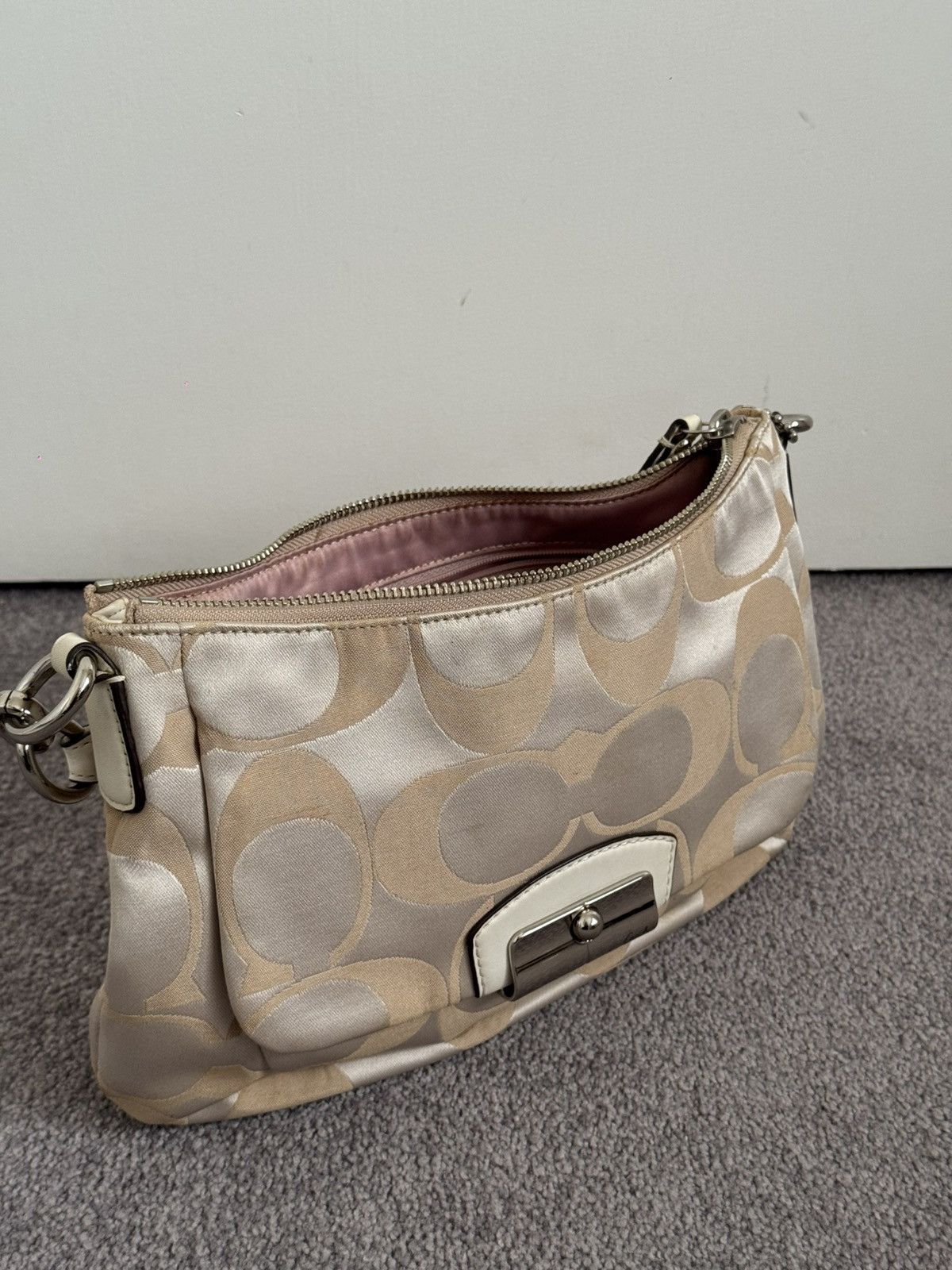 Coach Cream vintage fabric Coach bag with pink interior Size ONE SIZE - 1 Thumbnail