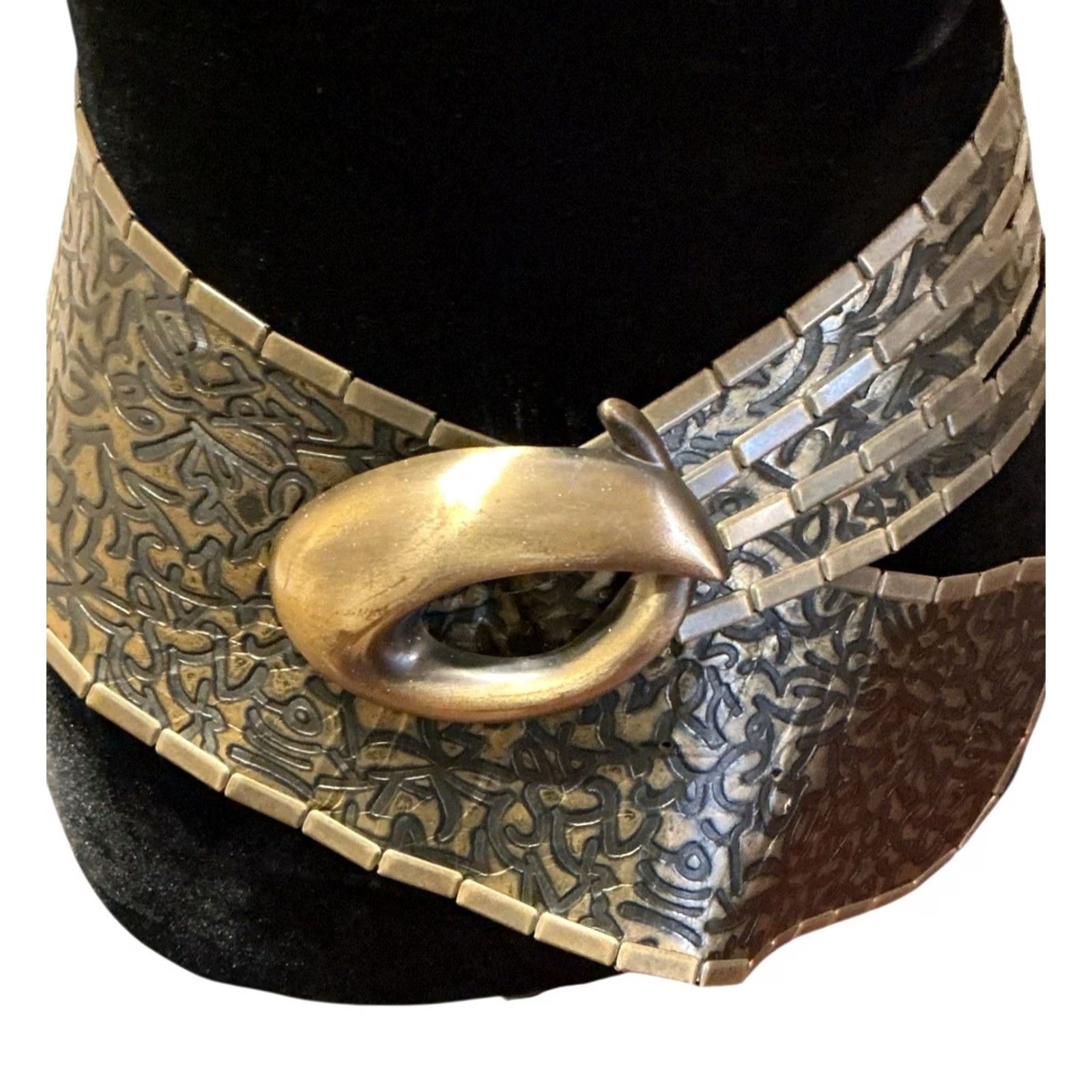VINTAGE Sipra Signed Wide Leather Distressd Embossed Wrap  display picture 1