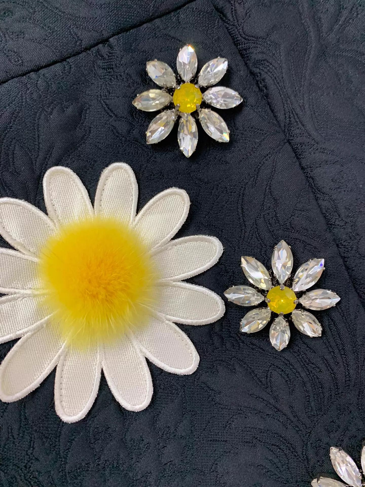 Dolce & Gabbana DG 3D embossed floral crystal skirt 38 new Size 26" / US 2 / IT 38 - 4 Thumbnail