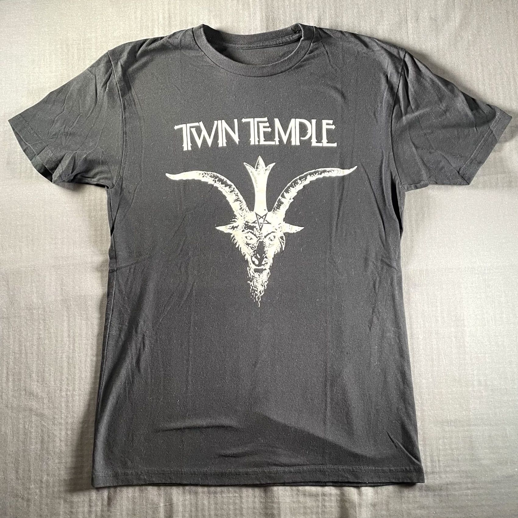 Gildan Nike Shirt Mens Medium American Rock Horror Goat Music Tee Size US M / EU 48-50 / 2 - 3 Thumbnail