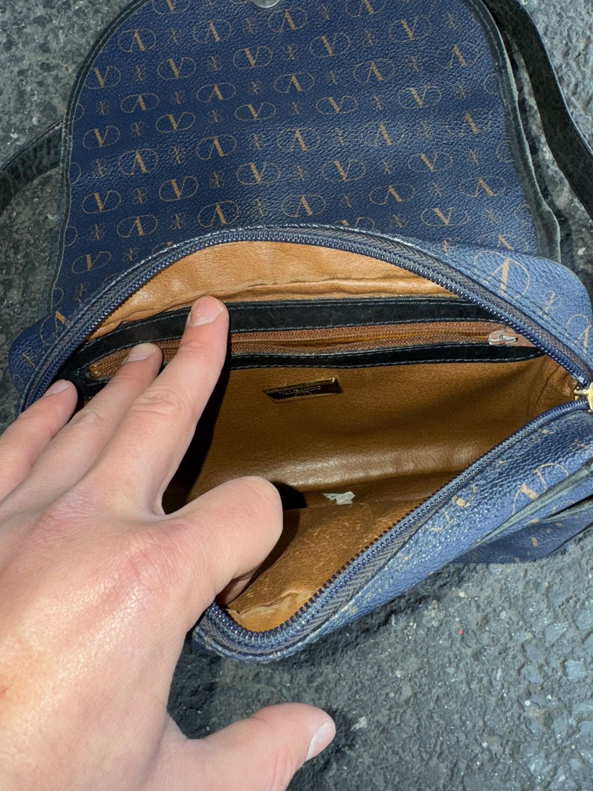 Valentino × Vintage Valentino Garavani Crossbody Bag Monogram Design Vintage y2k Size ONE SIZE - 11 Thumbnail